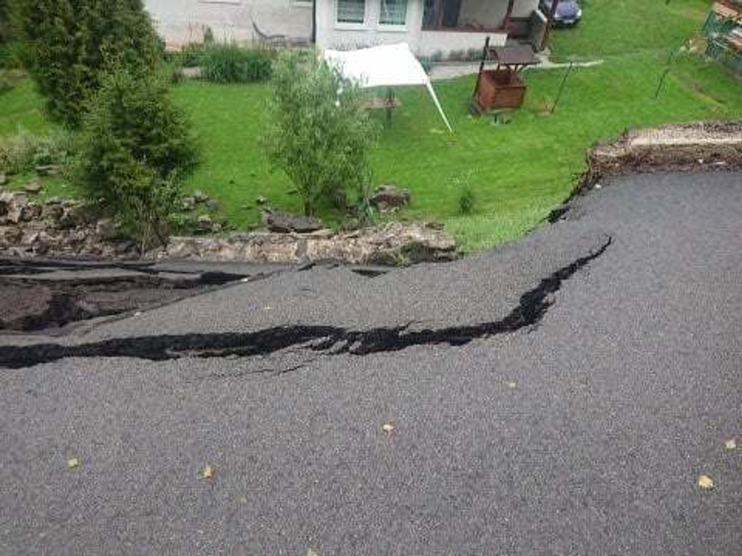 Žena so zdeformovaným čelom varuje ľudí: Nevykladajte si počas jazdy nohy!