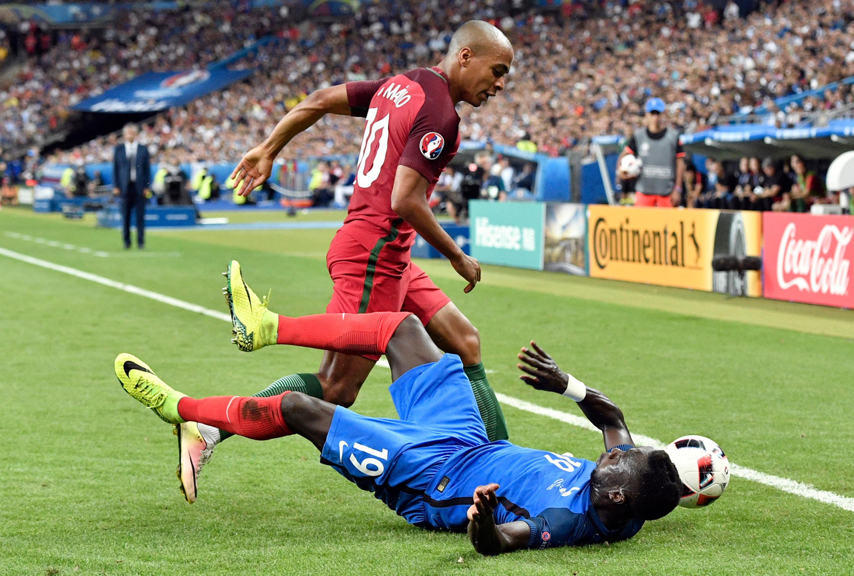 Drsný súboj Francúza Bacaryho Sagnu (na zemi) a Portugalčana Joa Mária vo finále ME.