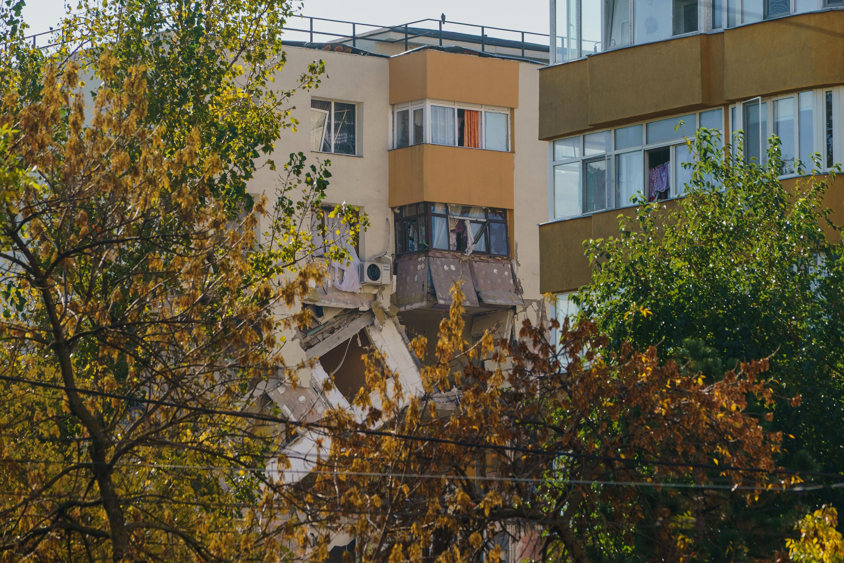 Bytovka v Bukurešti po výbuchu.