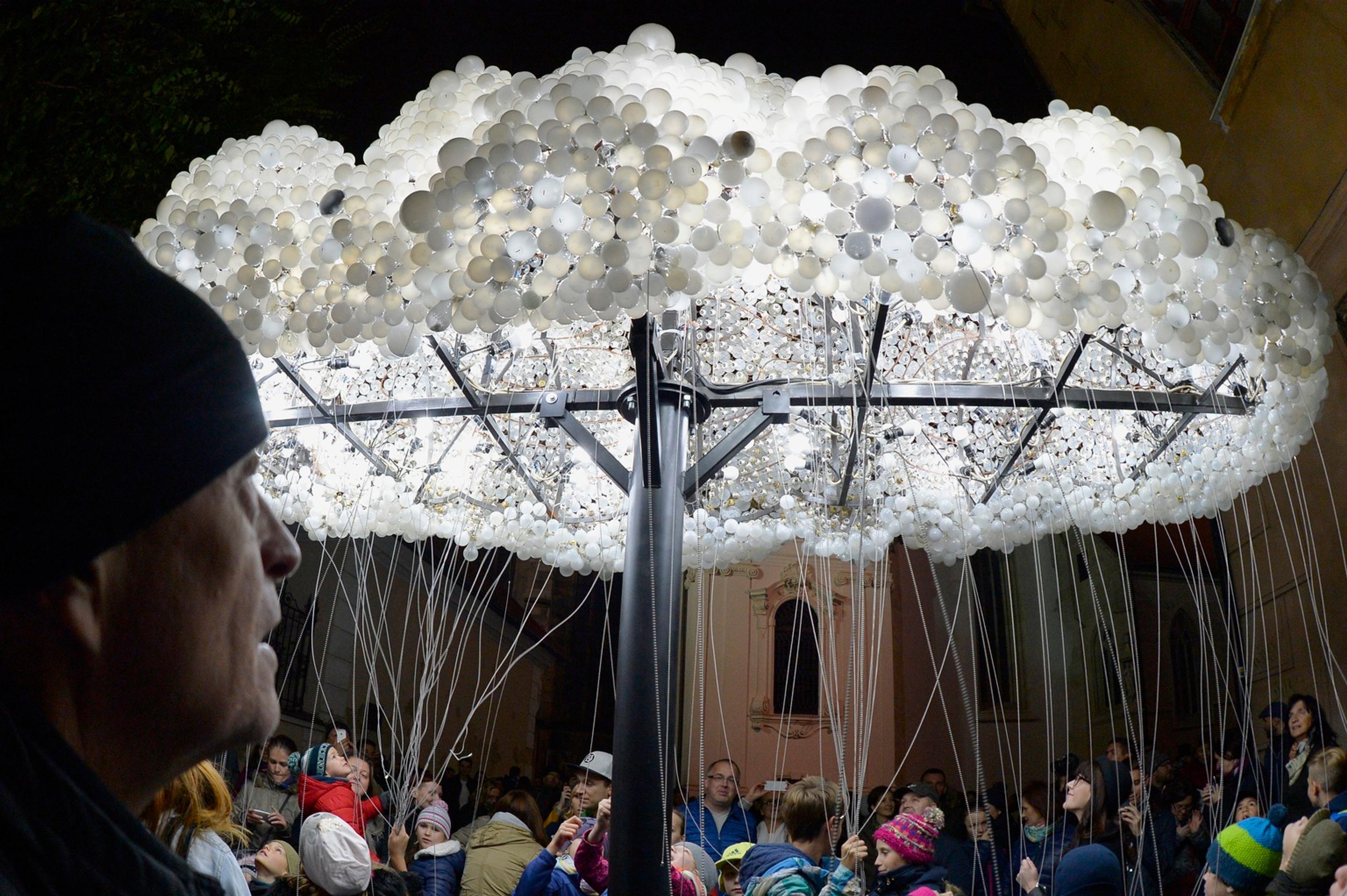 Svetelný interaktívny objekt Mrak vytvorený zo 6000 žiaroviek.