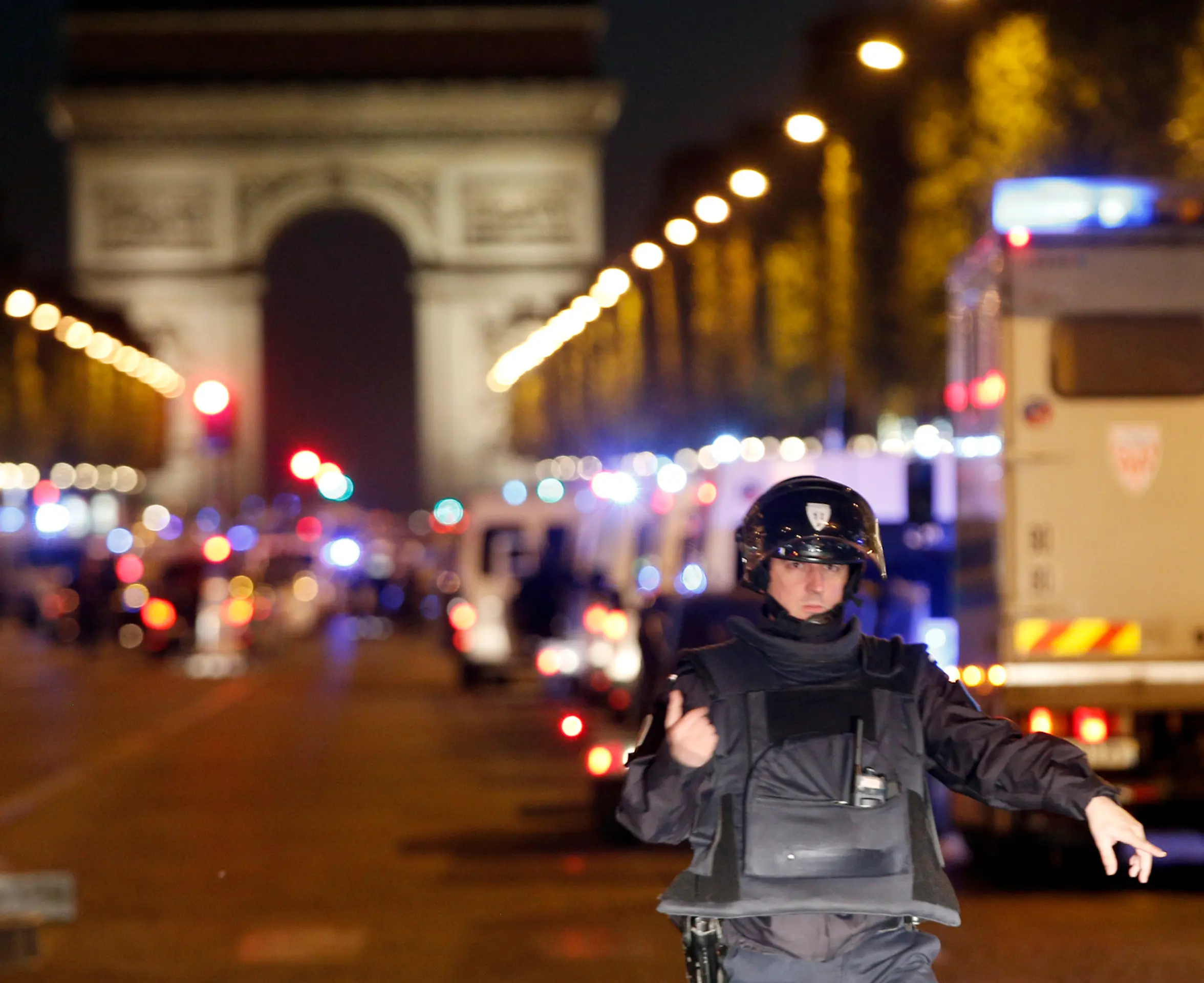 Na snímke policajt hliadkuje na bulvári Champs-Élysées v centre Paríža, kde došlo k streľbe.