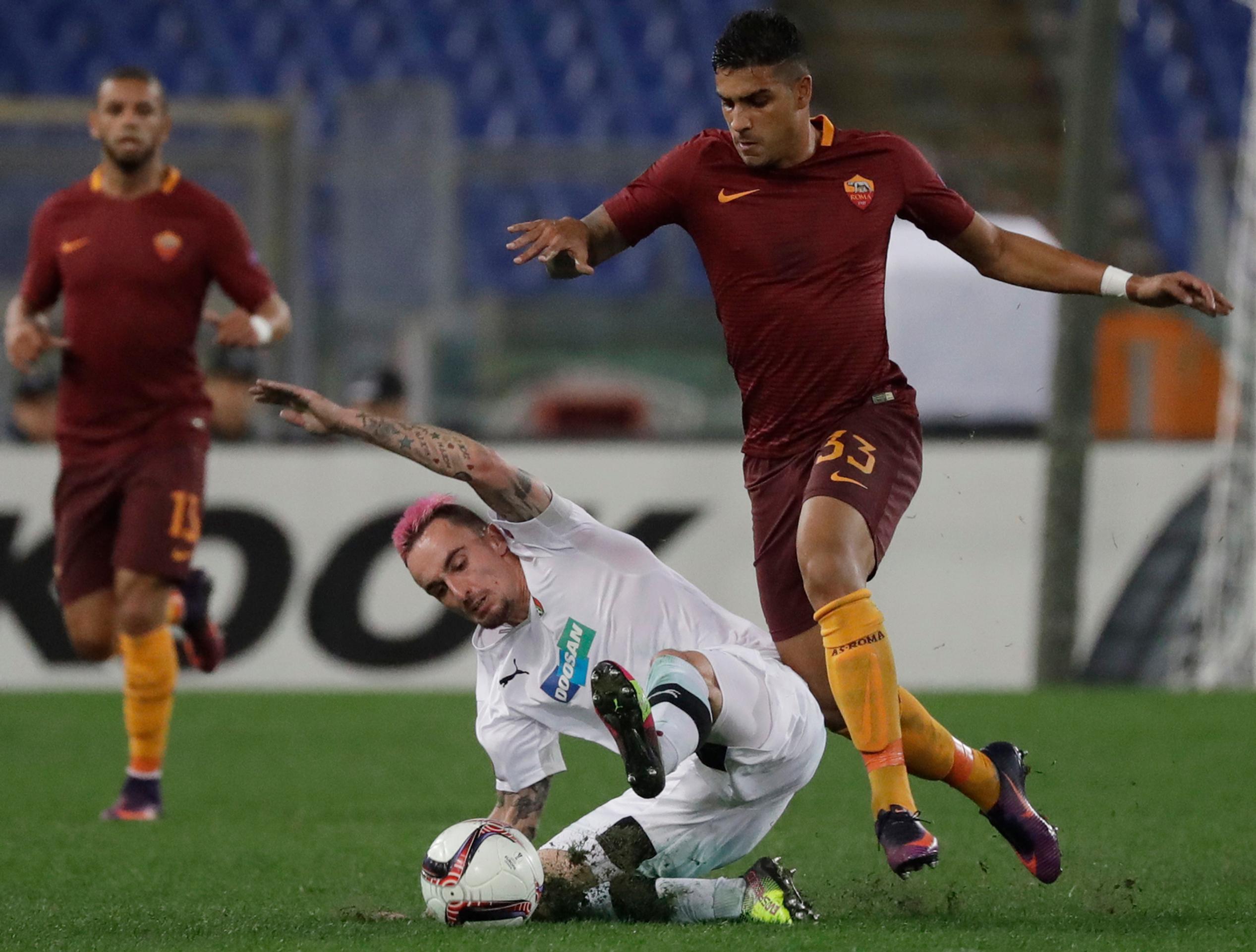 Emersona Palmieriho z AS Rím (vpravo) sa v dueli EL snaží zastaviť Martin Zeman z Viktorie Plzeň.