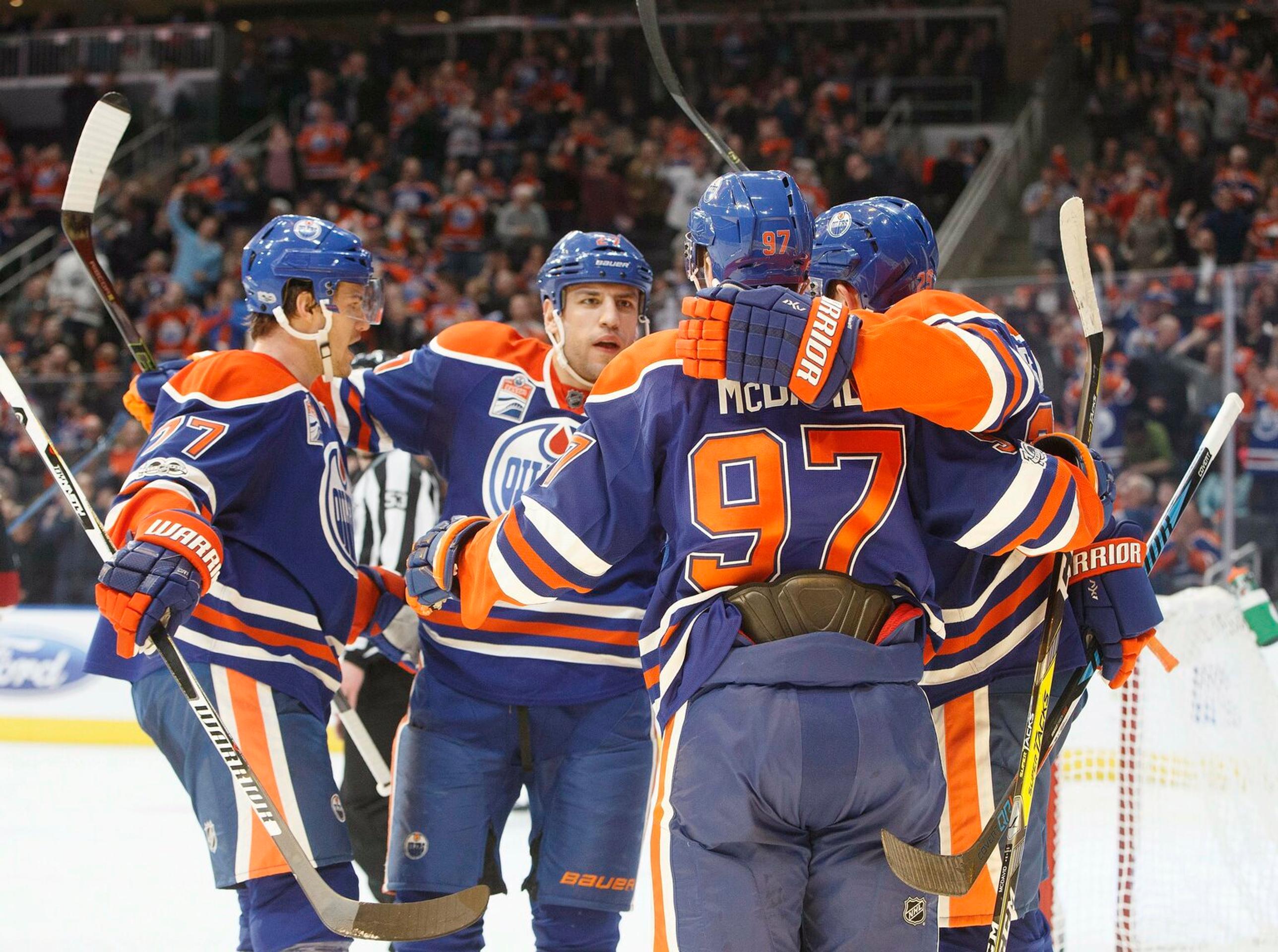 Radosť hráčov Edmontonu po strelení gólu proti Arizone, zľava: Oscar Klefbom, Milan Lucic, kapitán Connor McDavid a Leon Draisai