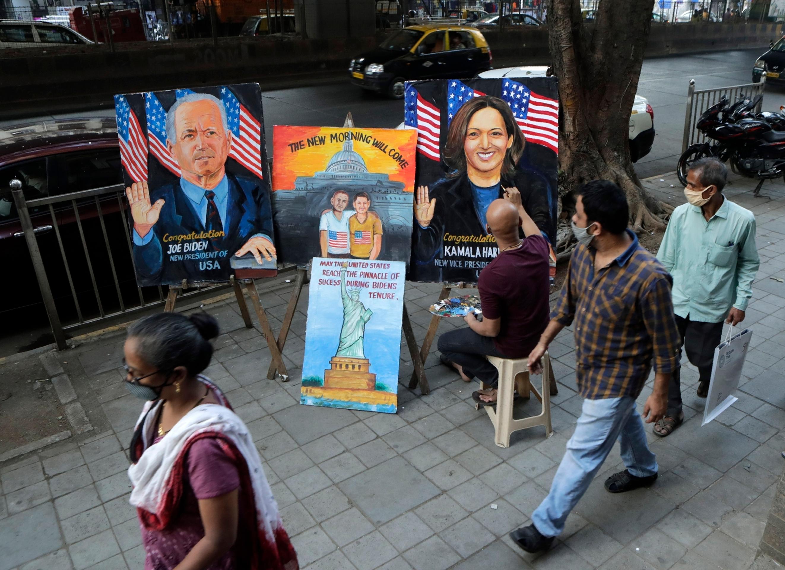 Generál Russel Honoré na archívnej snímke z roku 2005 koordinuje záchranné práce v New Orleans po hurikáne Katrina.