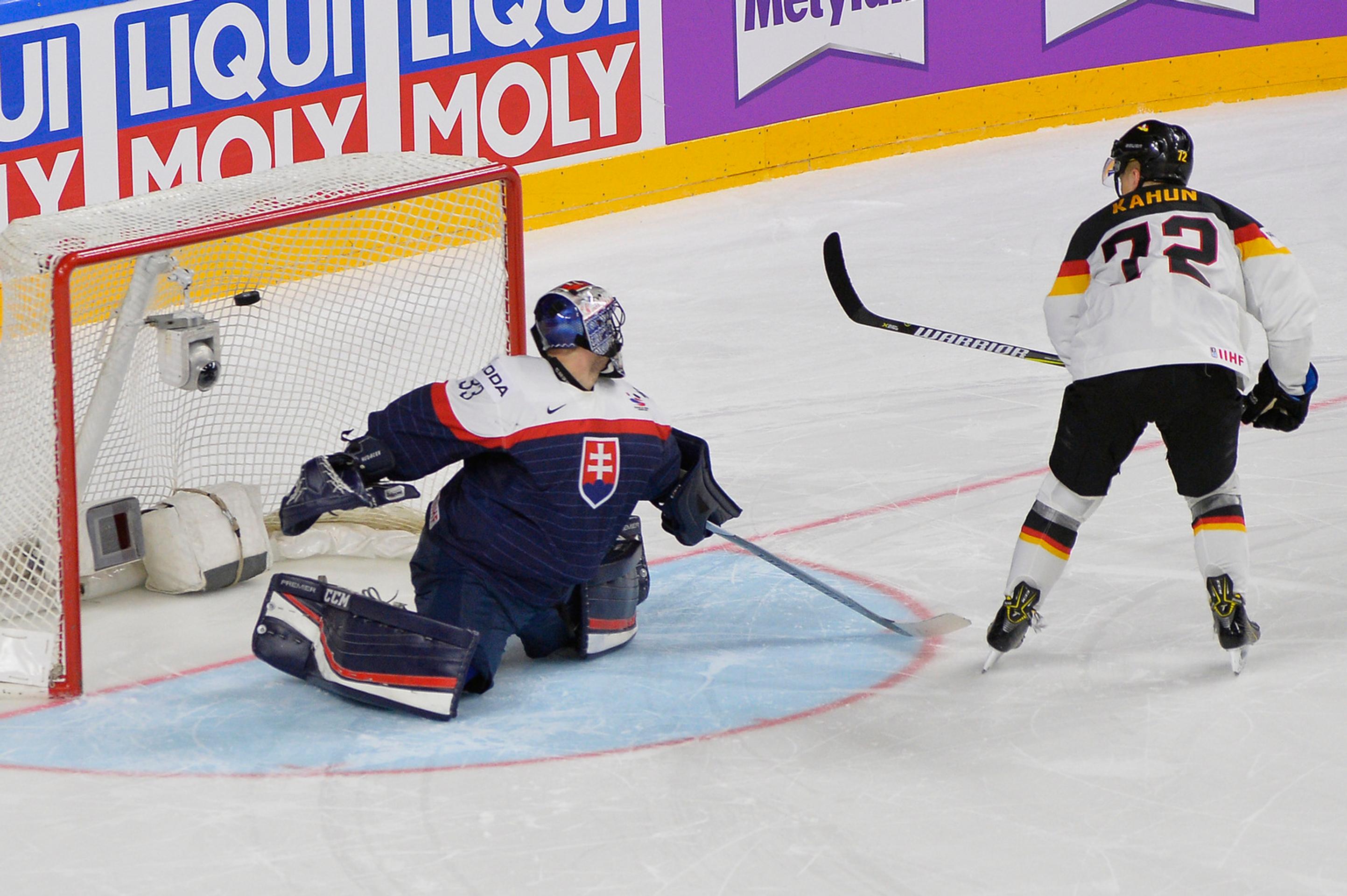 Dominik Kahun z Nemecka premieňa rozhodujúci nájazd v dueli MS 2017 proti Slovensku.