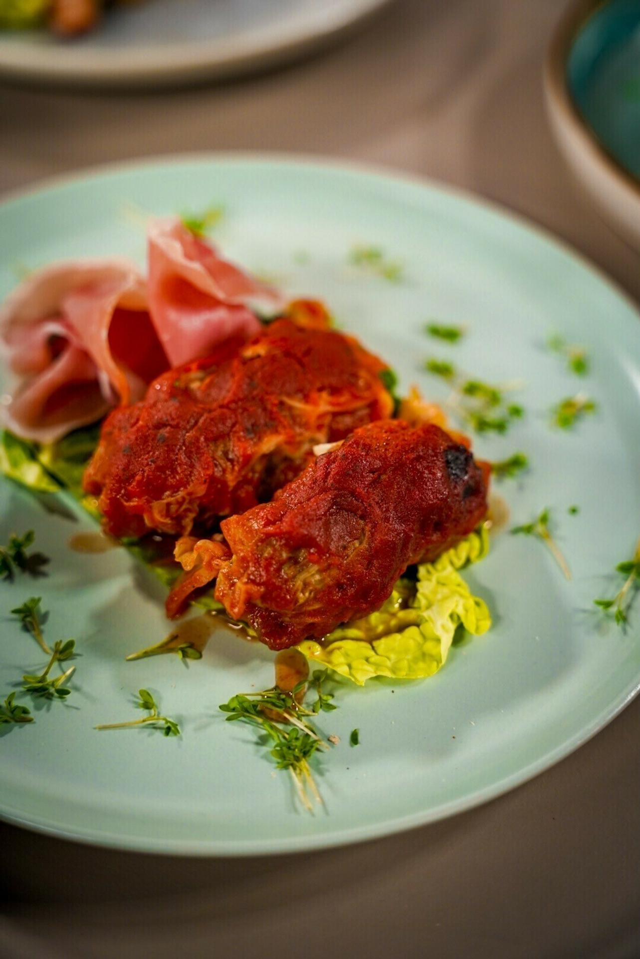 Plnený kelový list zapekaný v lúpaných paradajkách