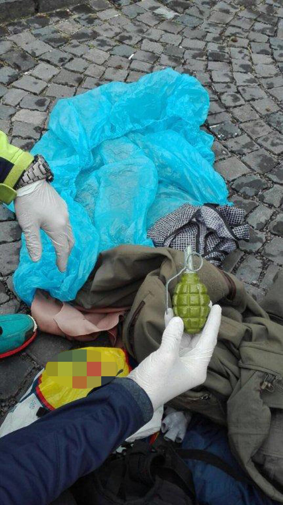 Ručný granát, ktorý našla v igelitke polícia po prepade banky v Kremnici.