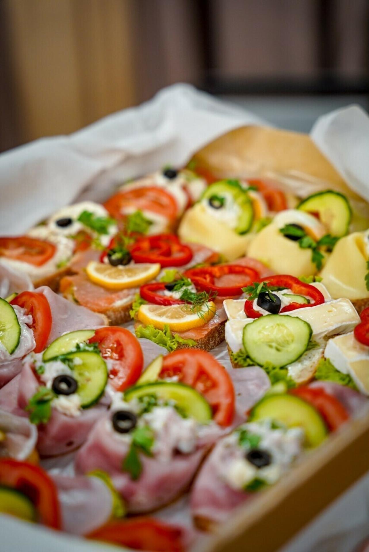 Chlebíčky s lososom a syrom.