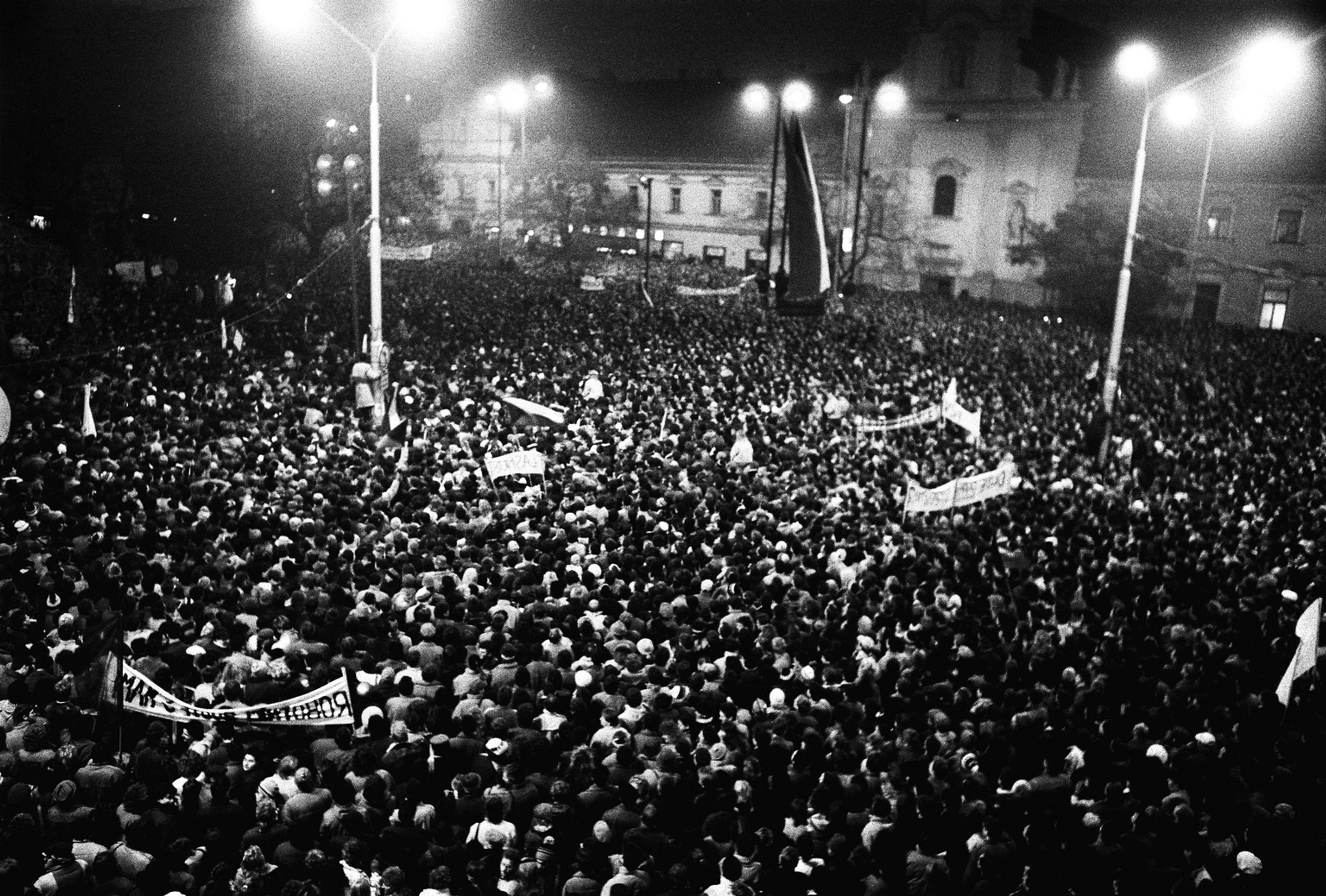 V uliciach hlavného mesta hliadkuje armáda.jpg