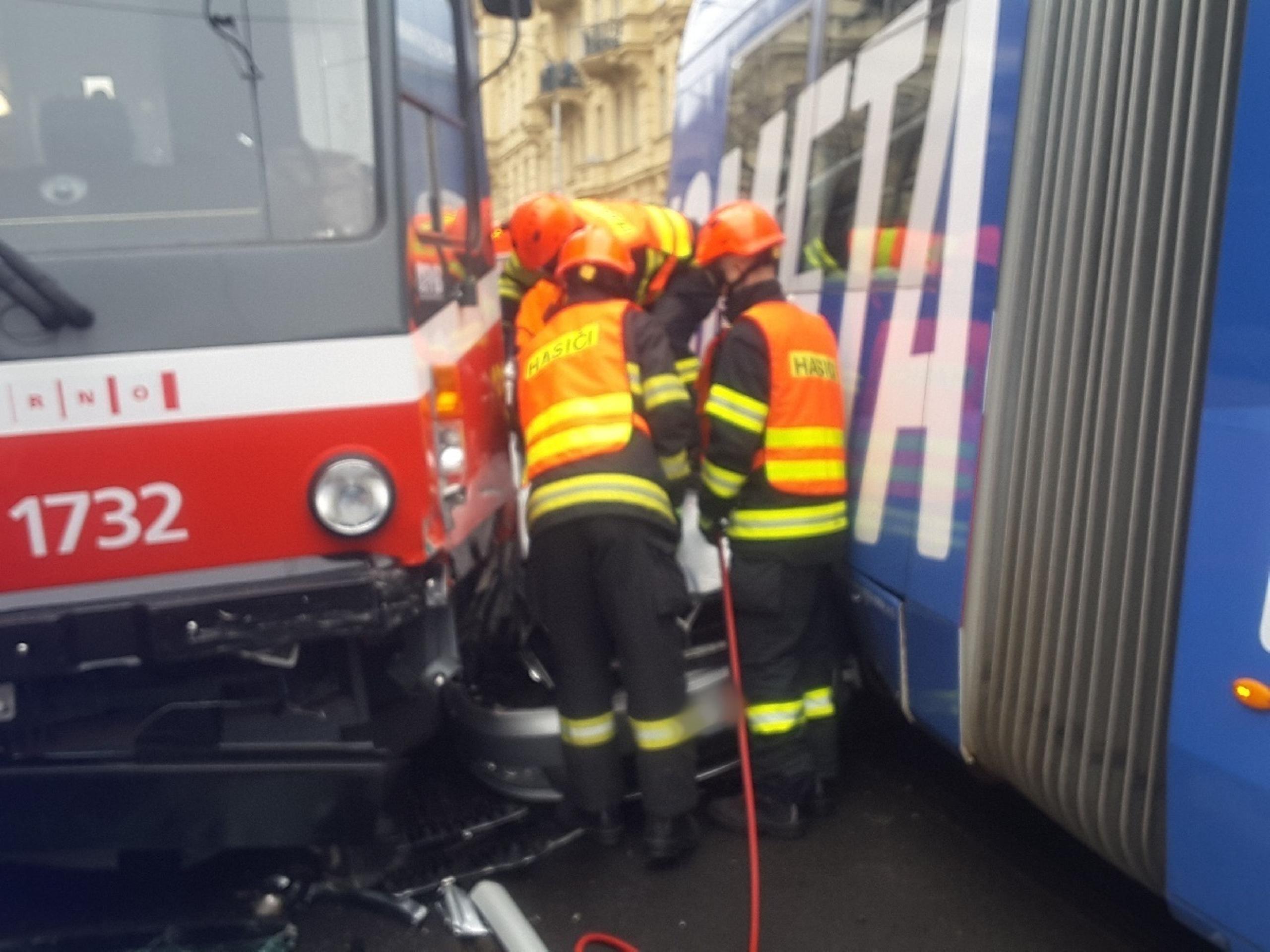 Osobné auto sa zakliesnilo medzi dve električky.