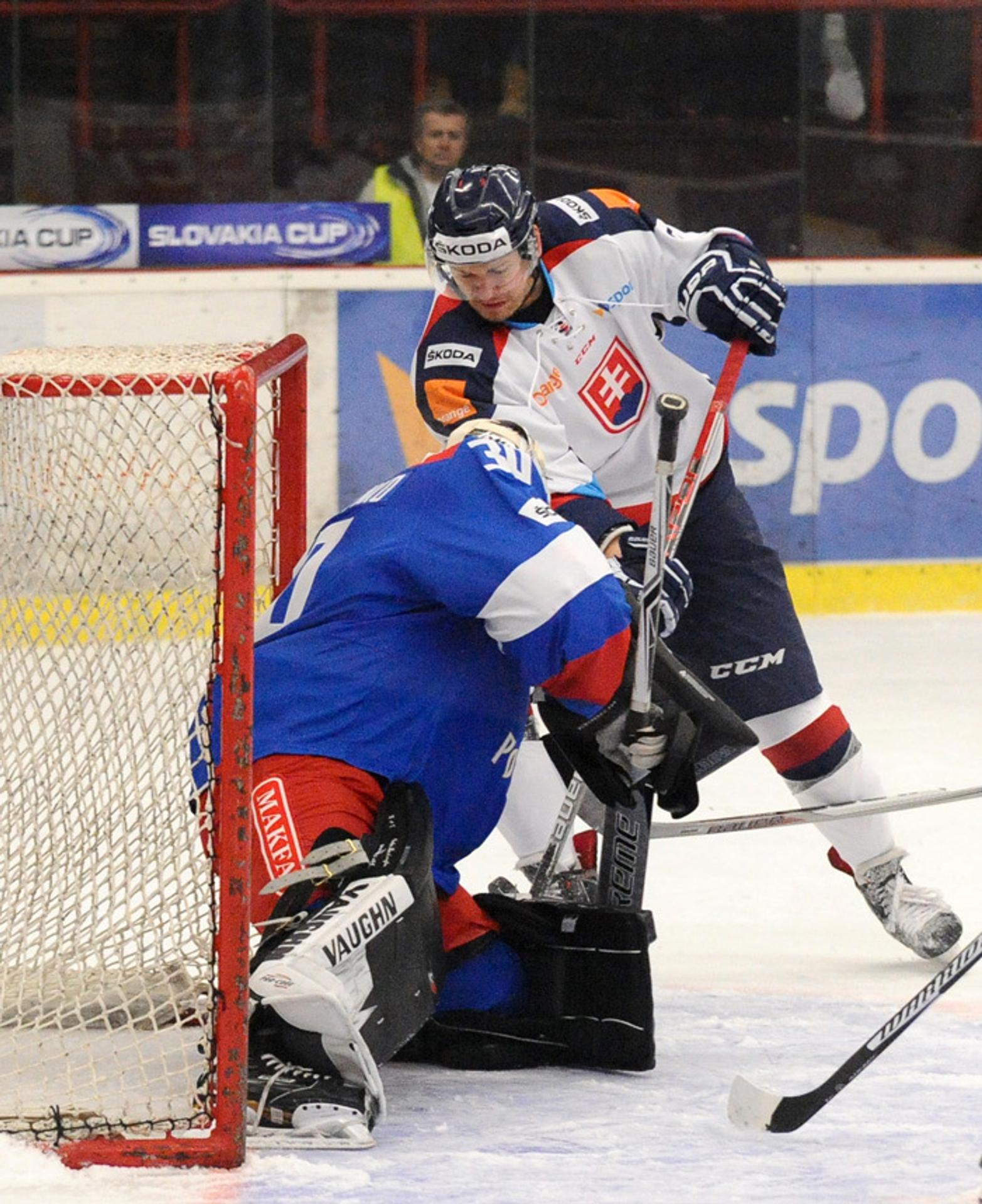 Radoslav Macík a brankár Ruska Vasilij Demčenko v prípravnom zápase.