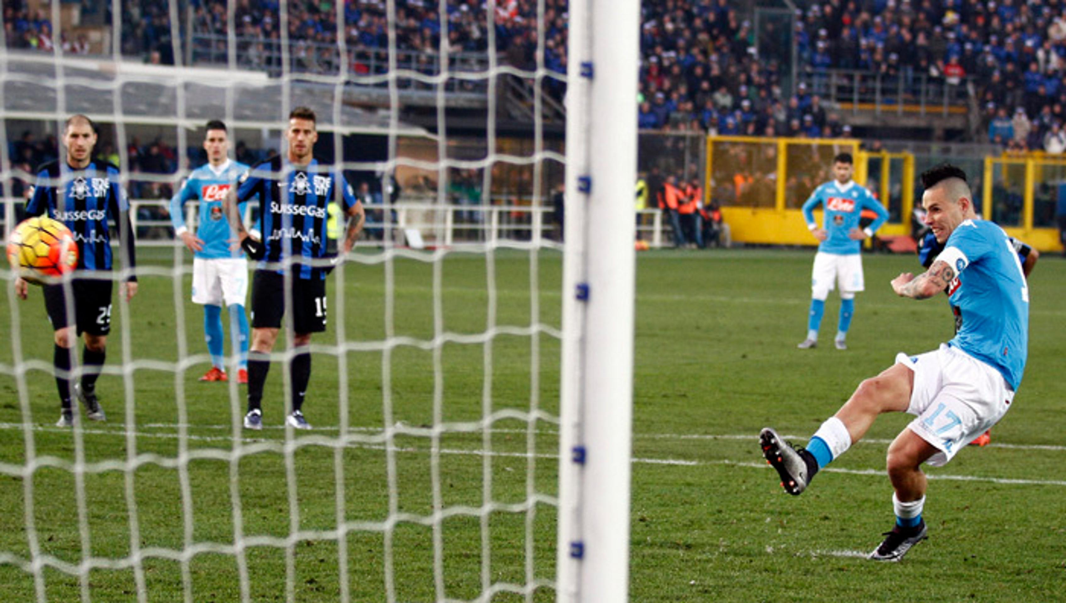 Hráč SSC Neapol Marek Hamšík strieľa gól z penalty počas zápasu 17. kola talianskej Serie A proti Atalante.