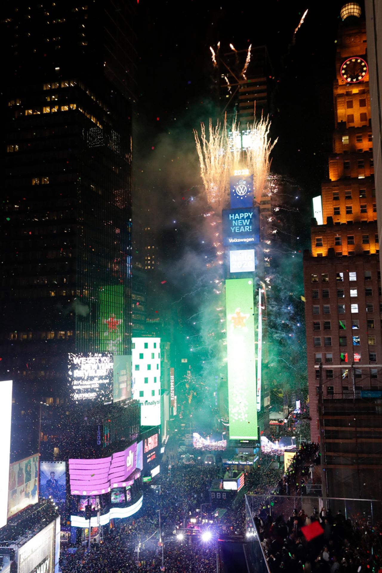Ohňostroj exploduje nad Víťazným oblúkom počas novoročných osláv na Champs-Élysées.