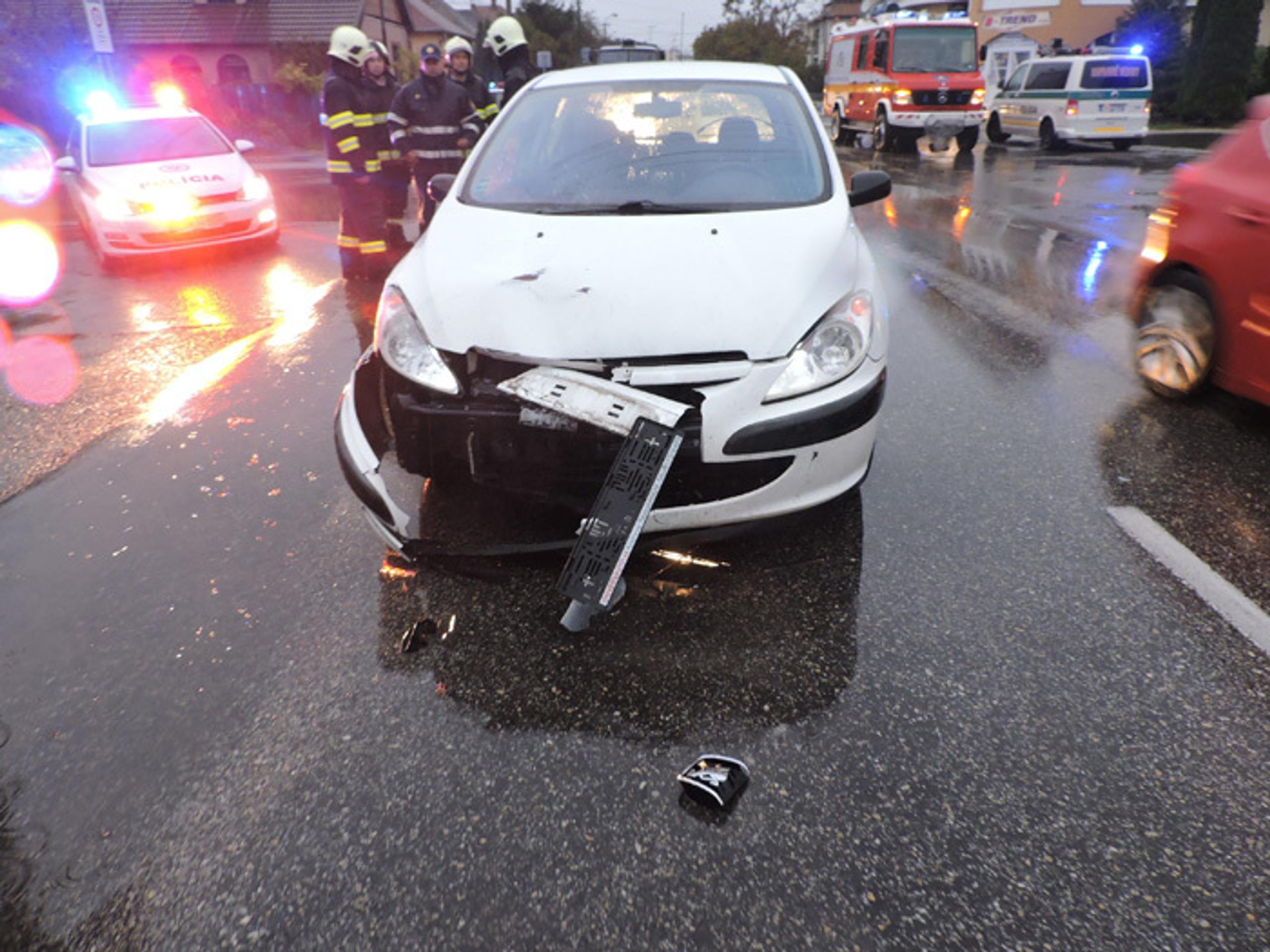 Predná časť auto, ktorým vodič zrazil dve dievčatá na priechode v Kolárove.