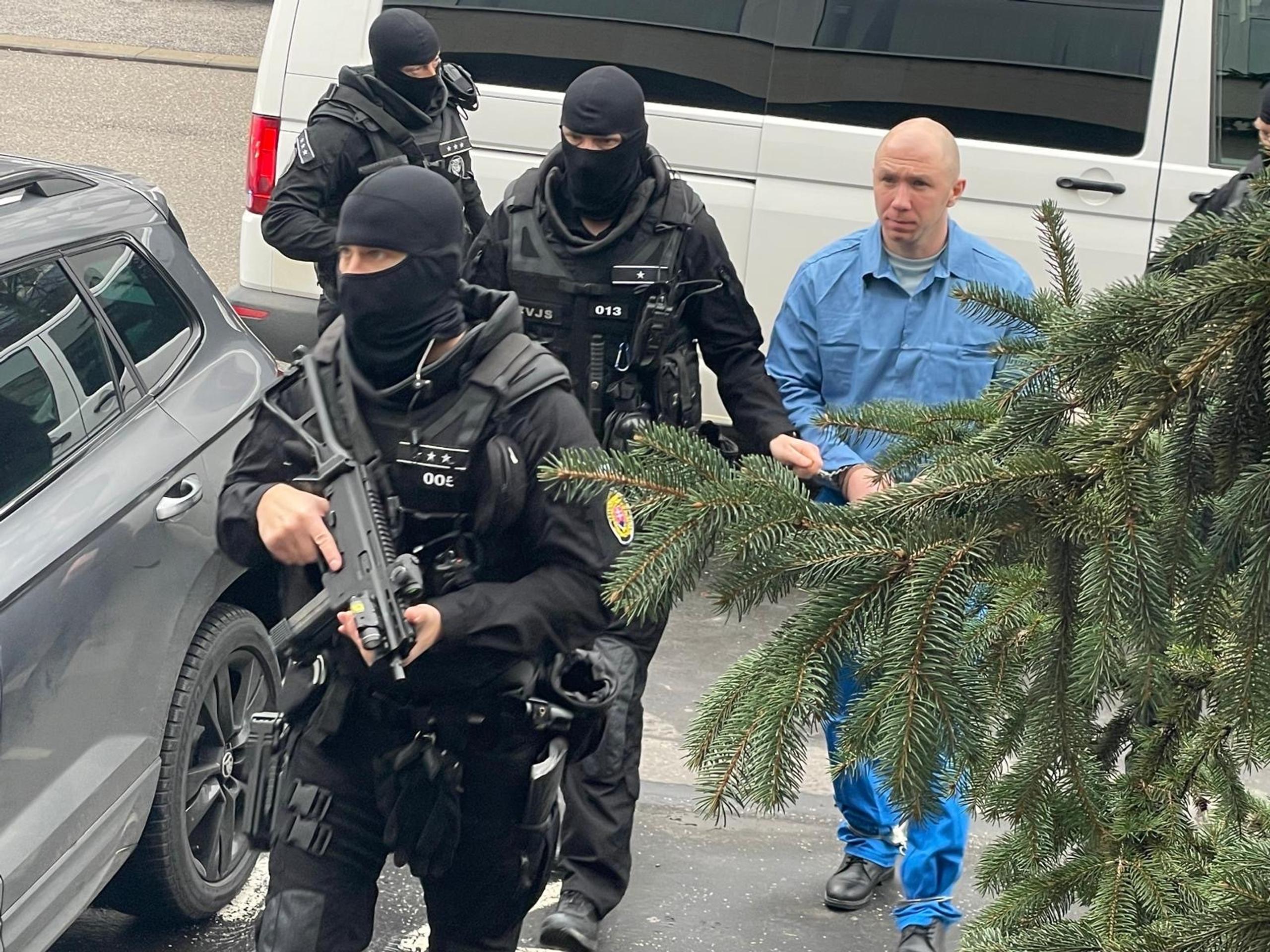 Eskorta priviezla Ľubomíra Behana na súd.