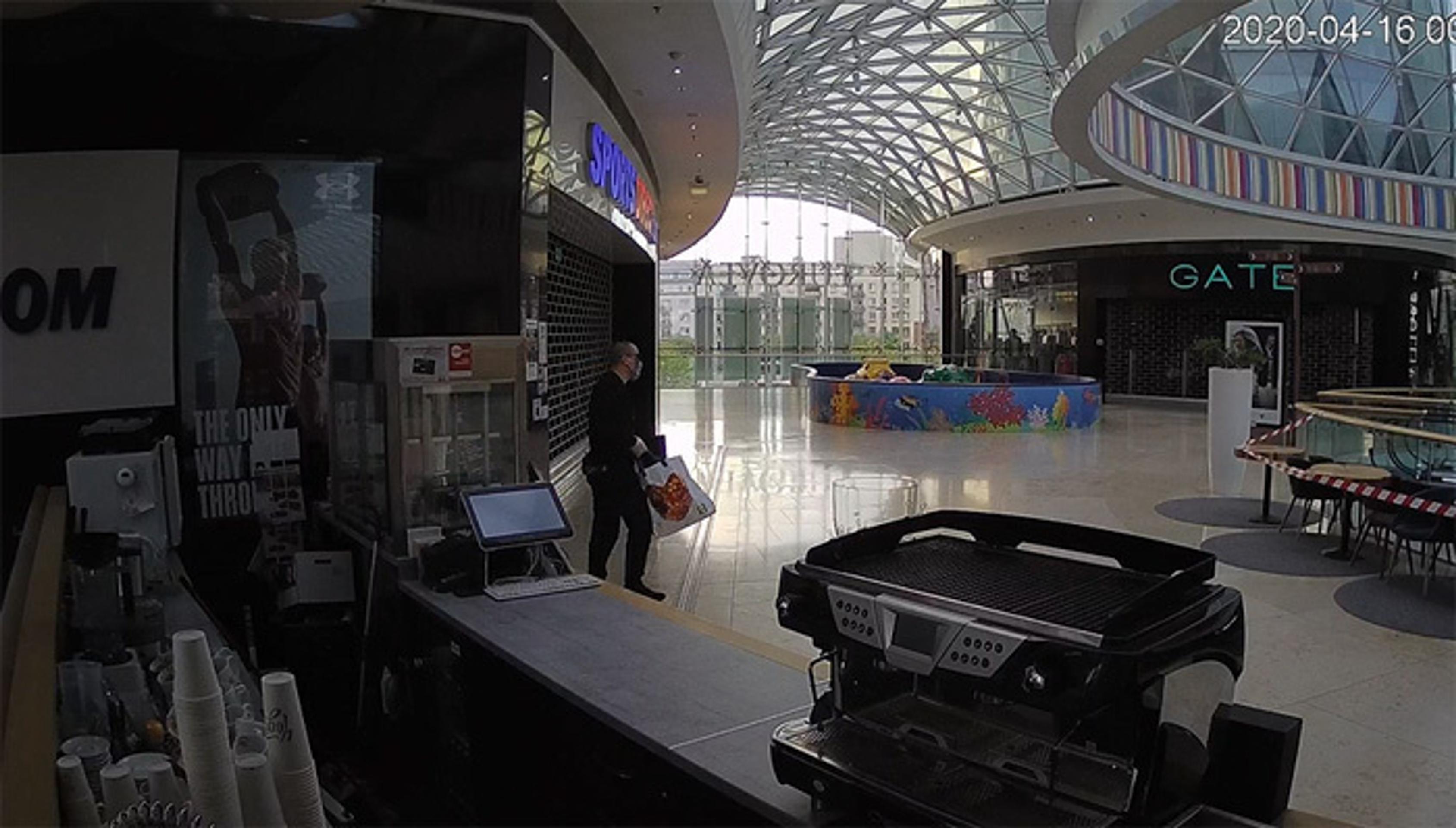 Zlodej v kaviarni v bratislavskom obchodnom centre.