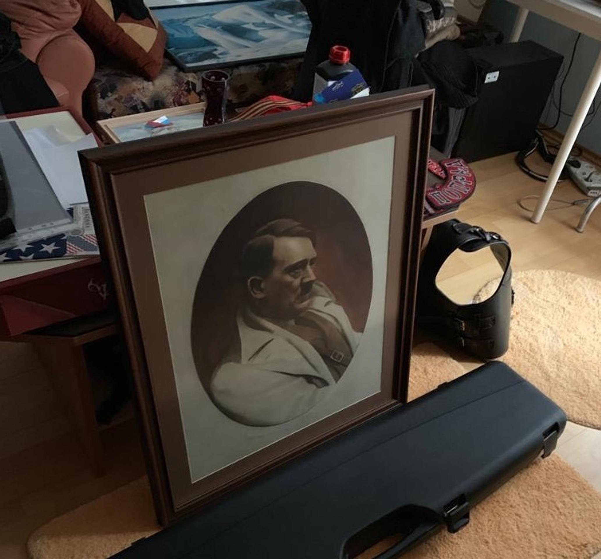 Adamove príbehy sú až príliš neuveriteľné.