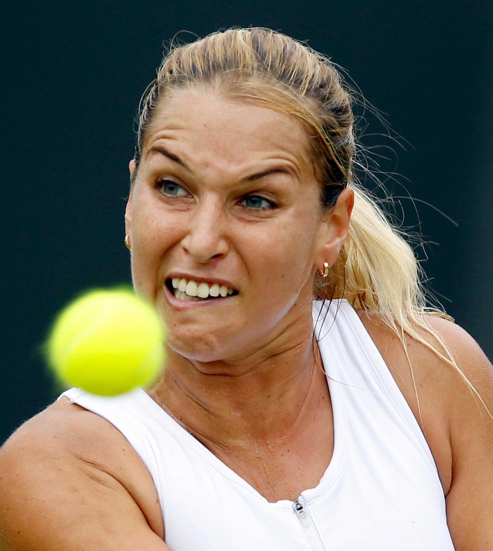 Dominika Cibulková odvracia úder Poľky Agnieszky Radwaňskej v osemfinále Wimbledonu.