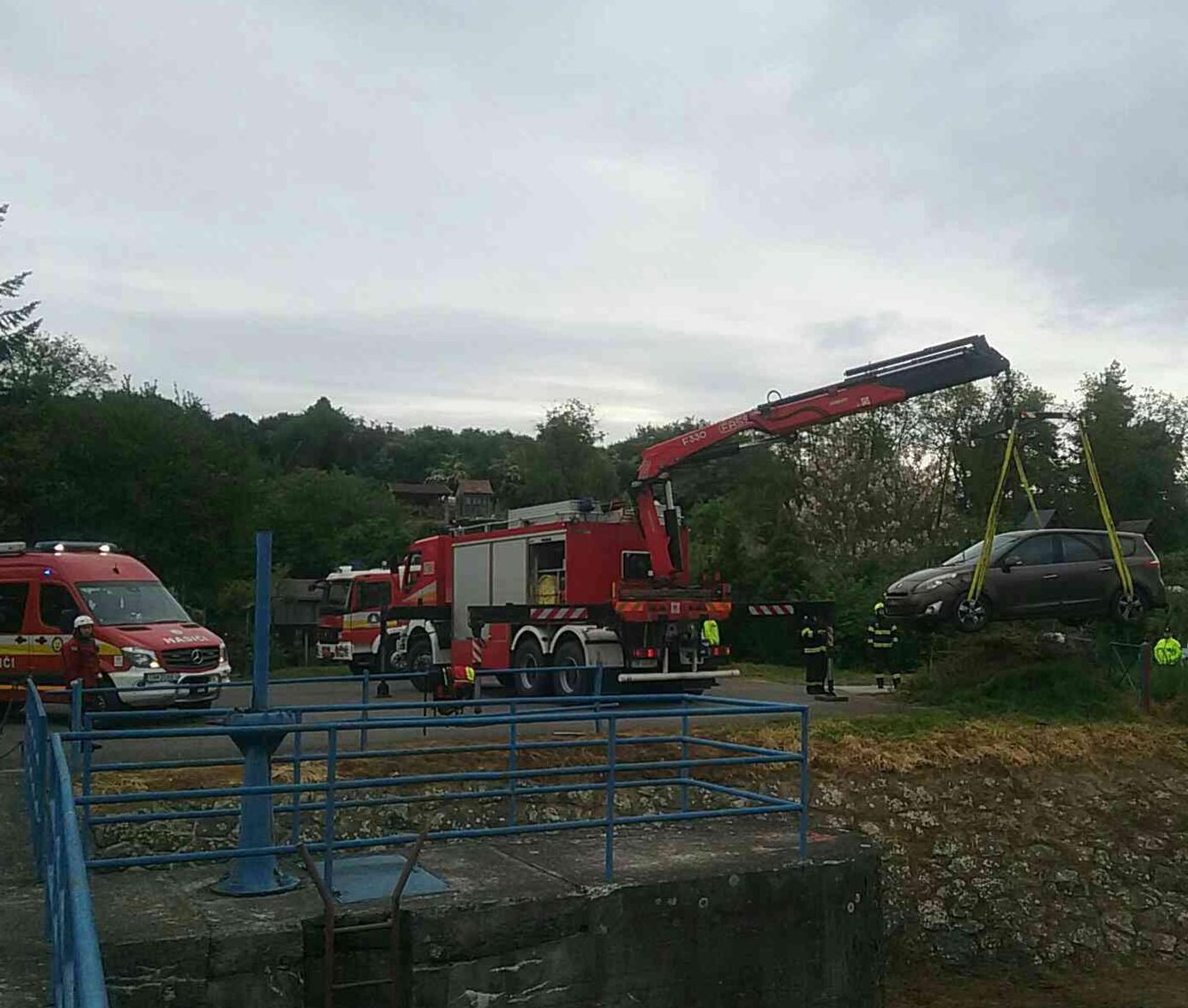 Uviaznuté auto v potoku v Bánovciach nad Bebravou.