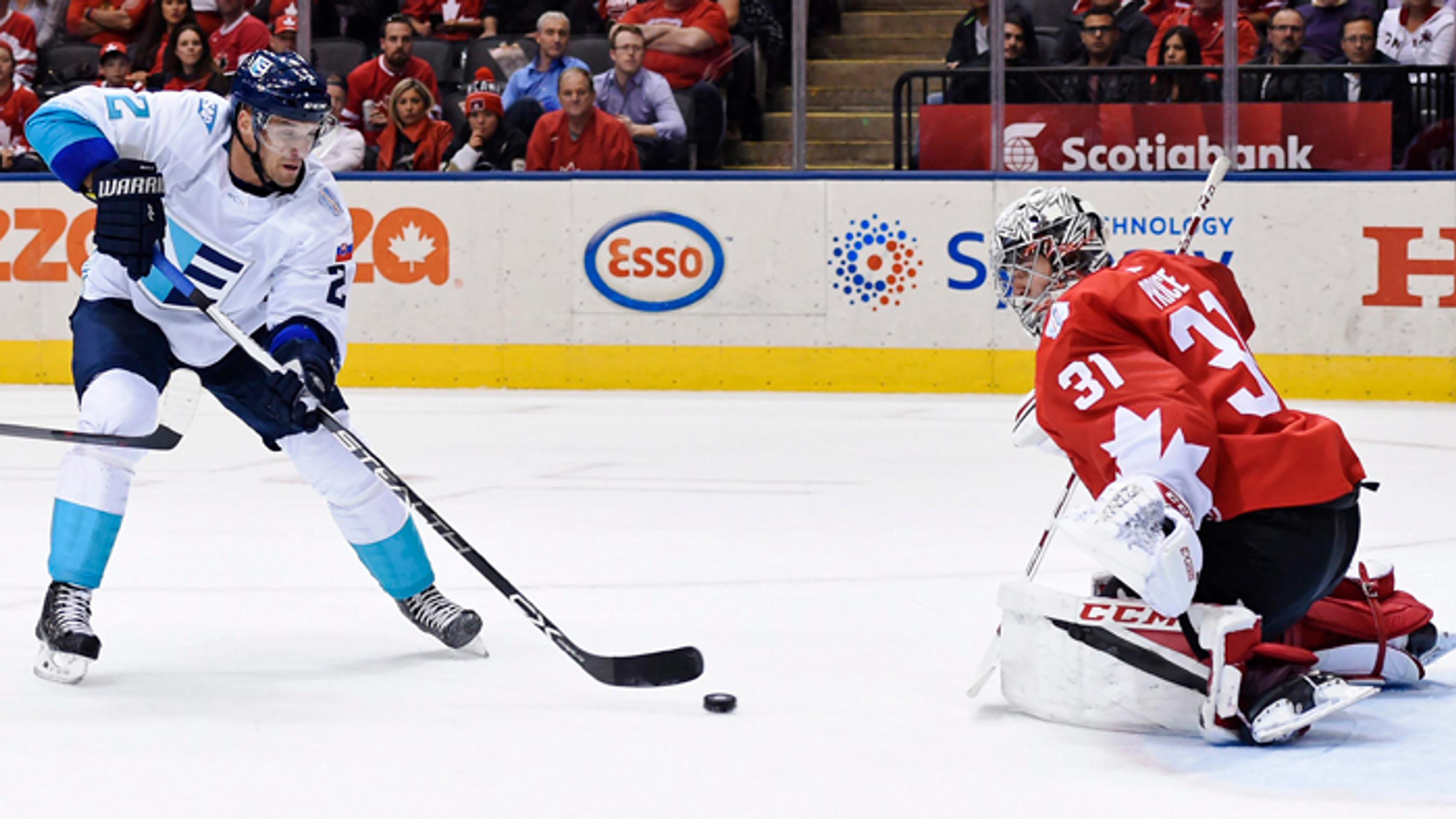 Andrej Sekera (Tím Európy) a Carey Price (Kanada).