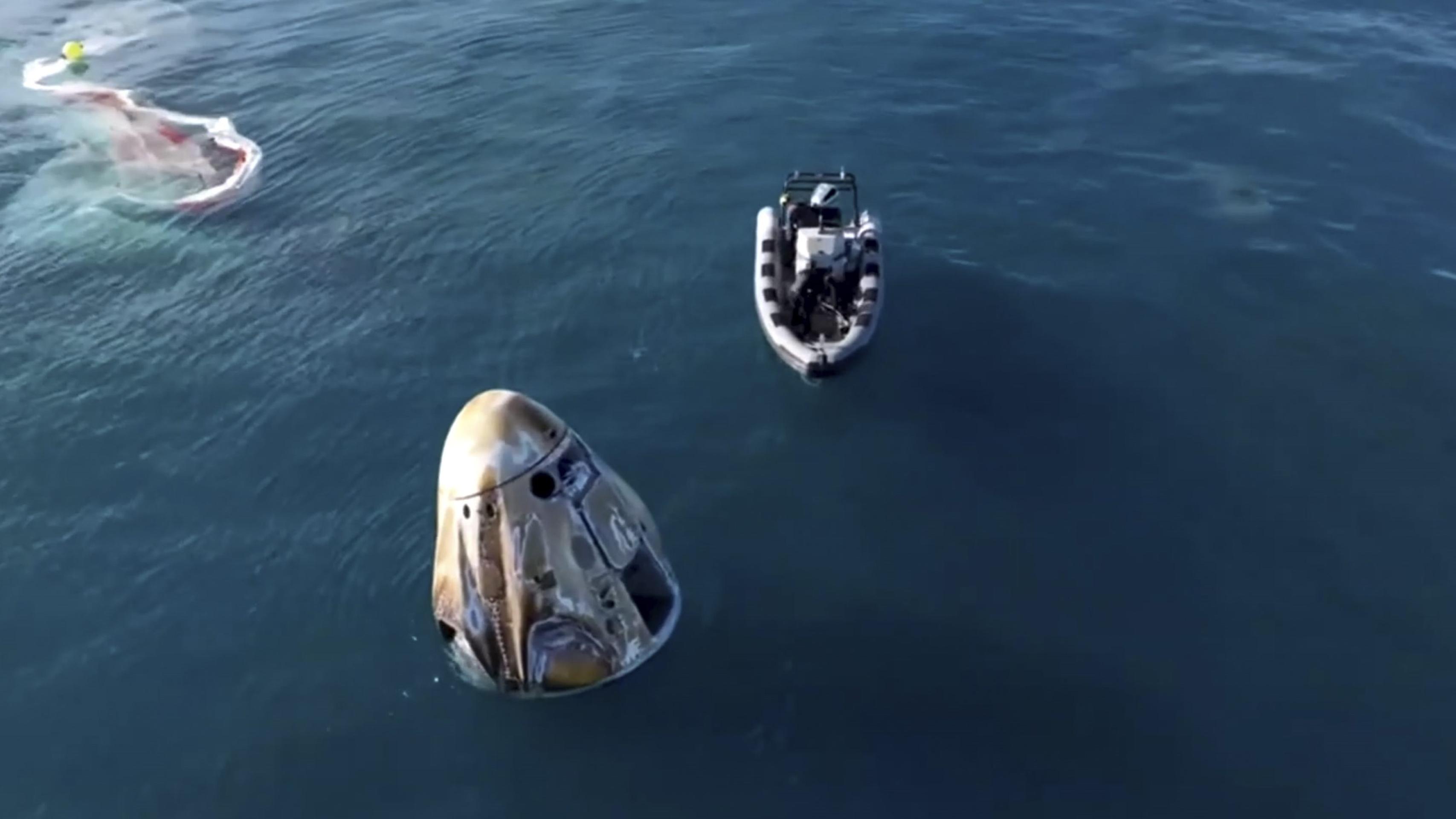 Astronauti, ktorí uviazli vo vesmíre, sa bezpečne vrátili na Zem