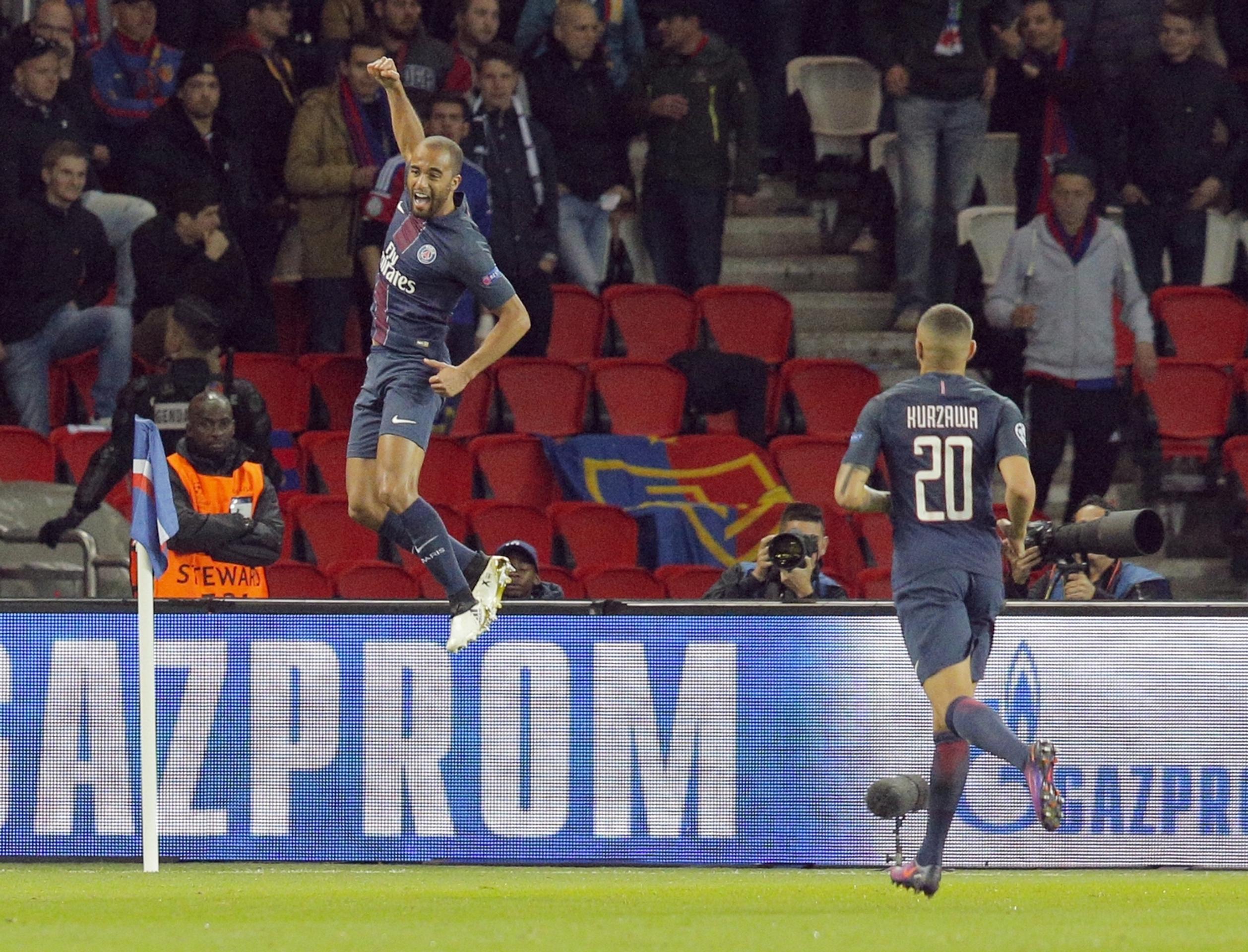 Lucas Moura z PSG jasá po góle v dueli LM proti FC Bazilej.