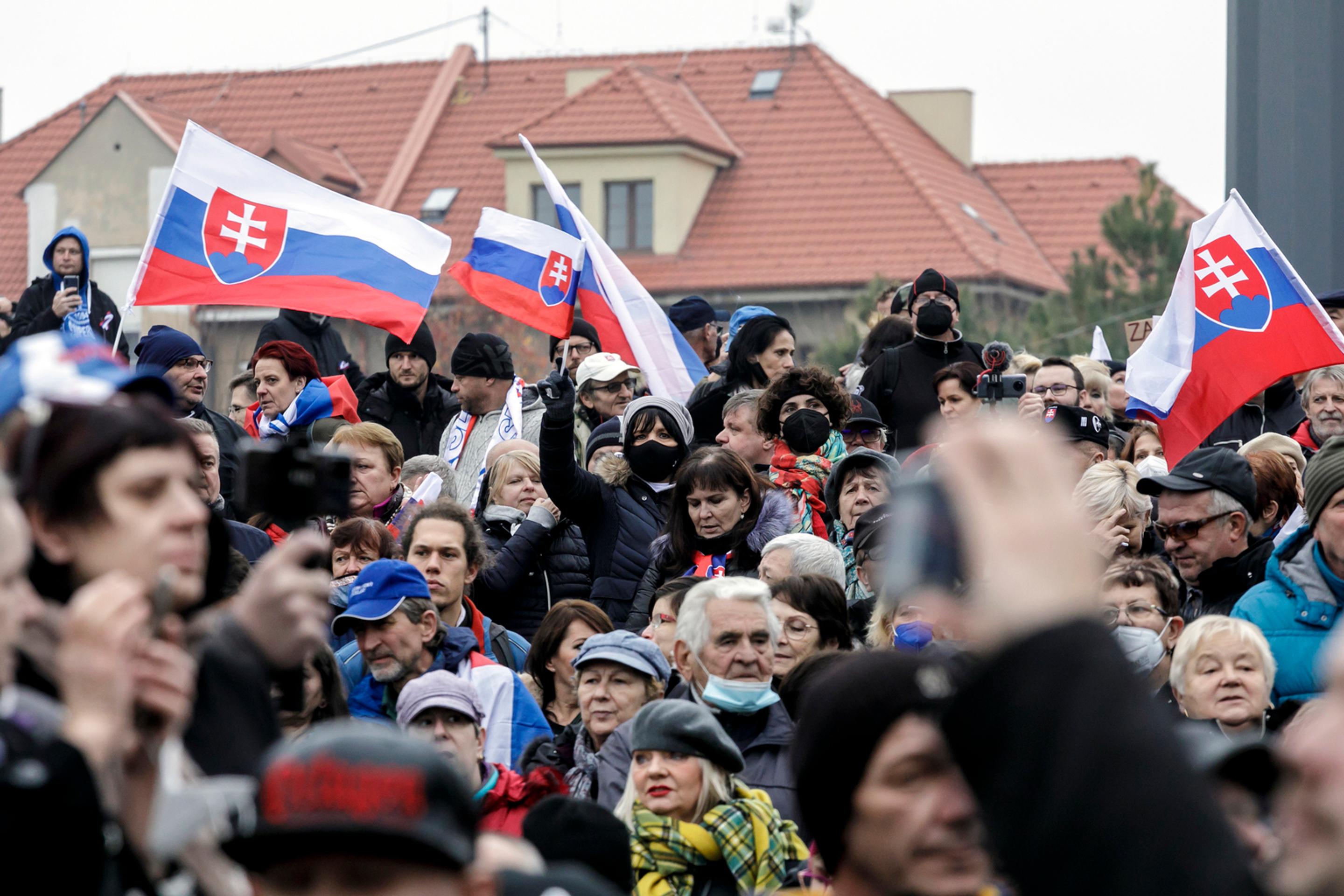 Dav protestujúcich čaká na príhovor Roberta Fica.