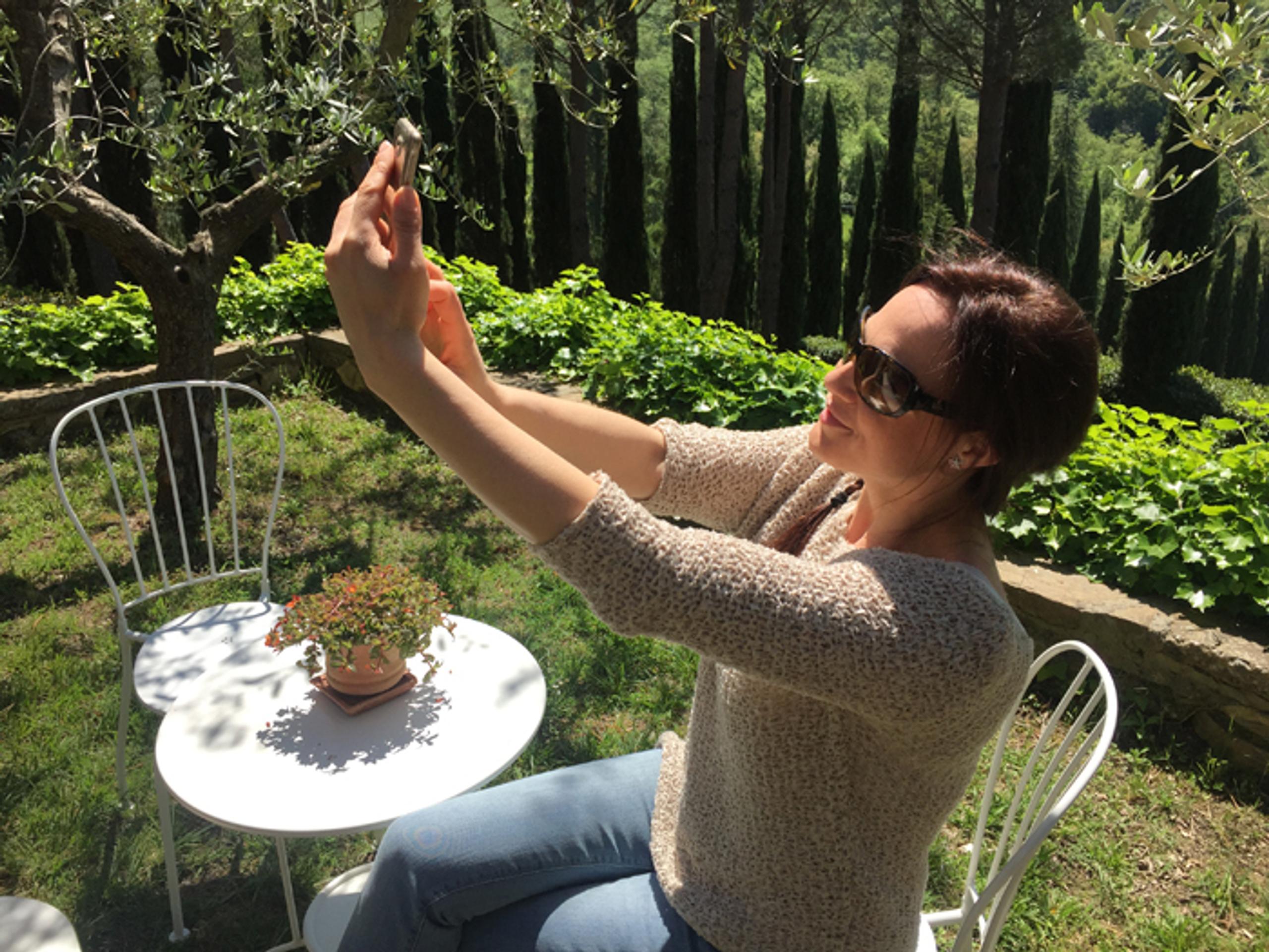 Adriana Poláková robí selfie.