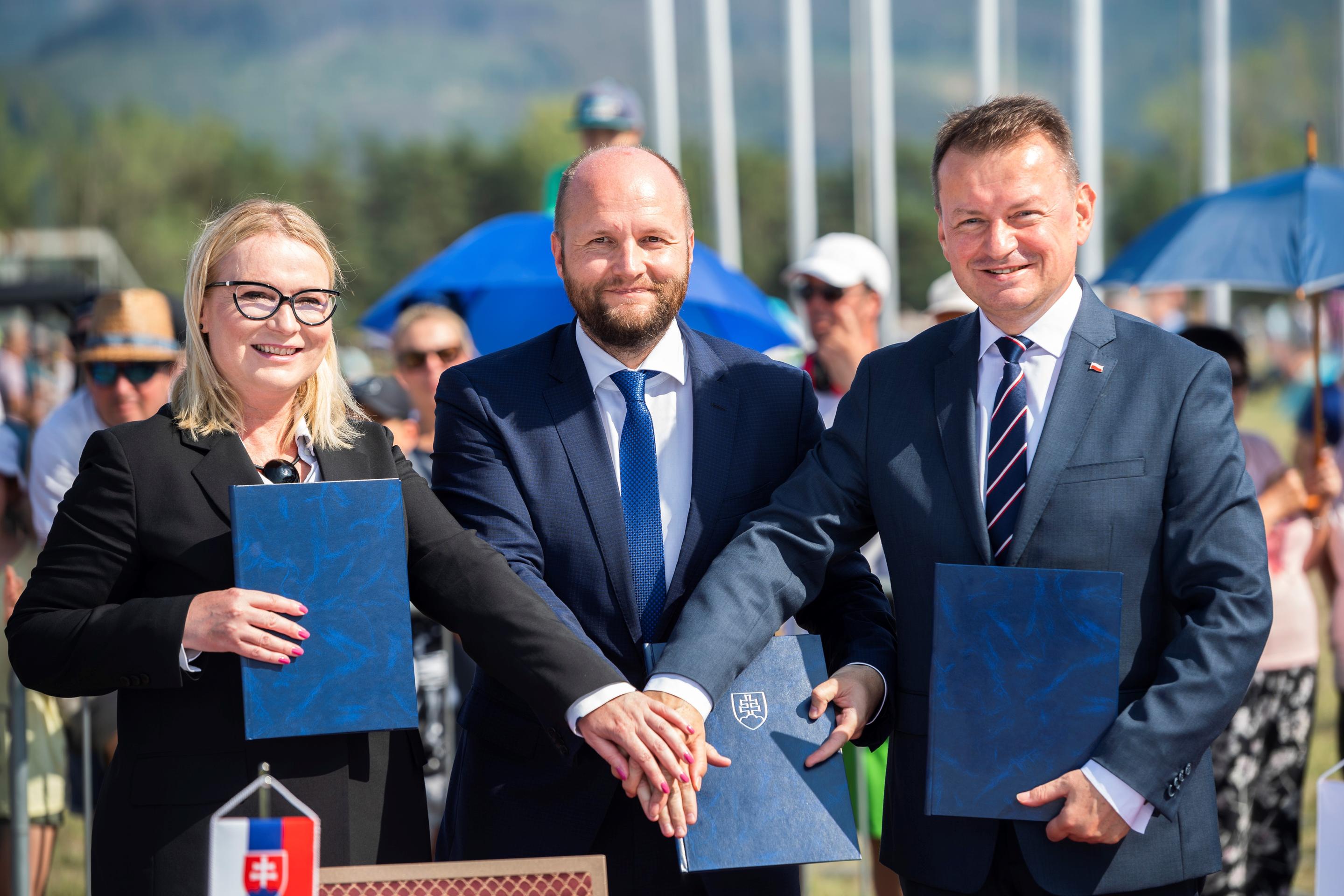 Zľava ministerka obrany Českej republiky Jana Černochová, minister obrany SR Jaroslav Naď a minister národnej obrany Poľskej republiky Mariusz Blaszczak.