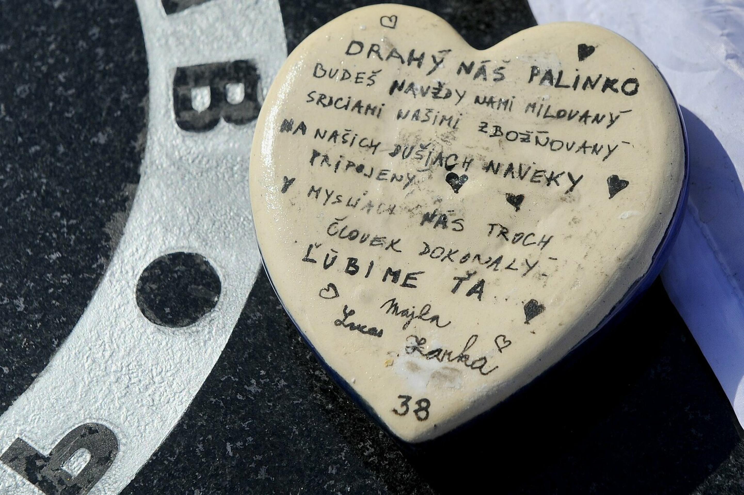Srdce na pamätníku pri Jaroslavli od manželky venované Pavlovi Demitrovi.