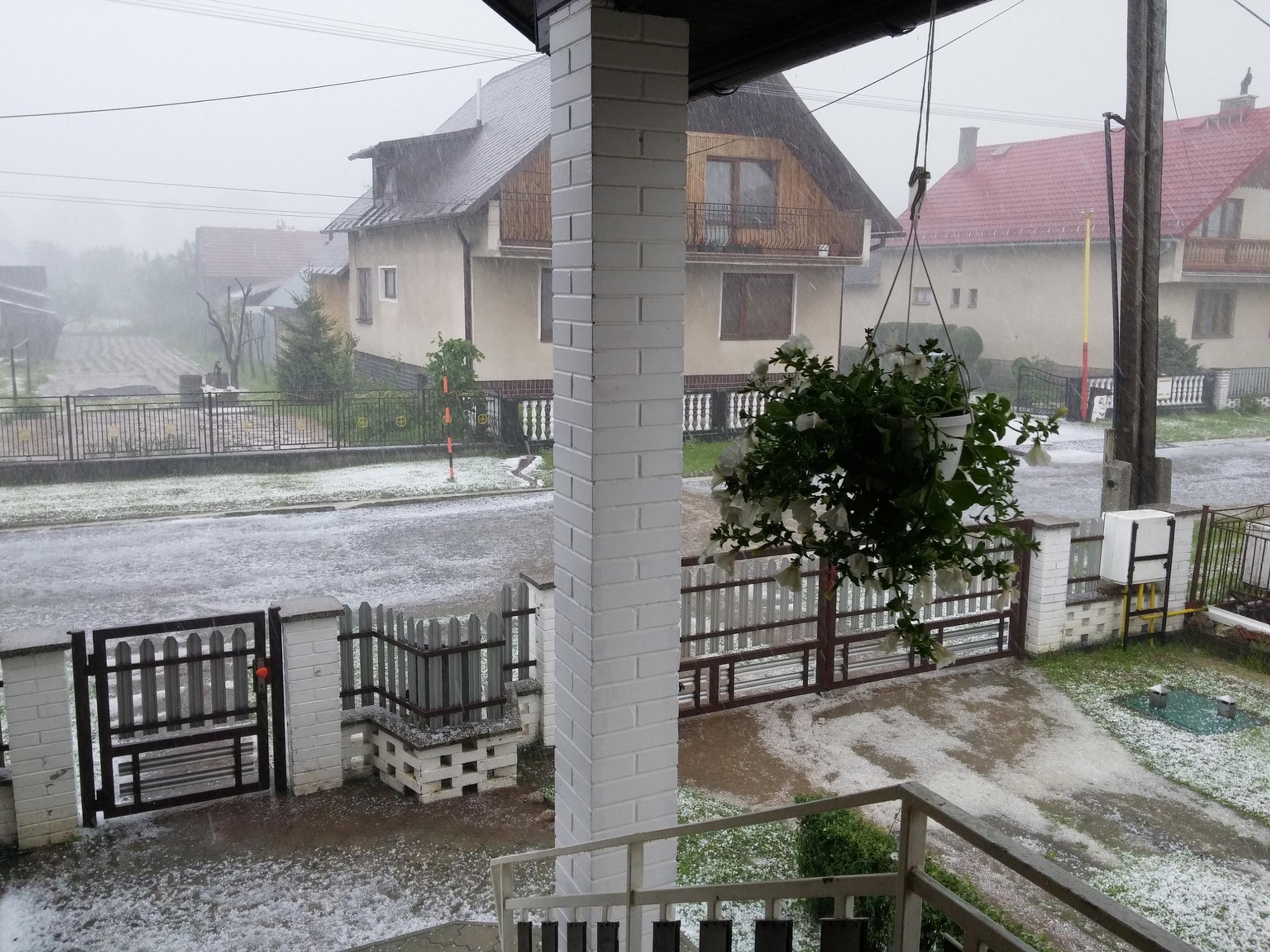 Obec Plaveč zasypal ľadovec.