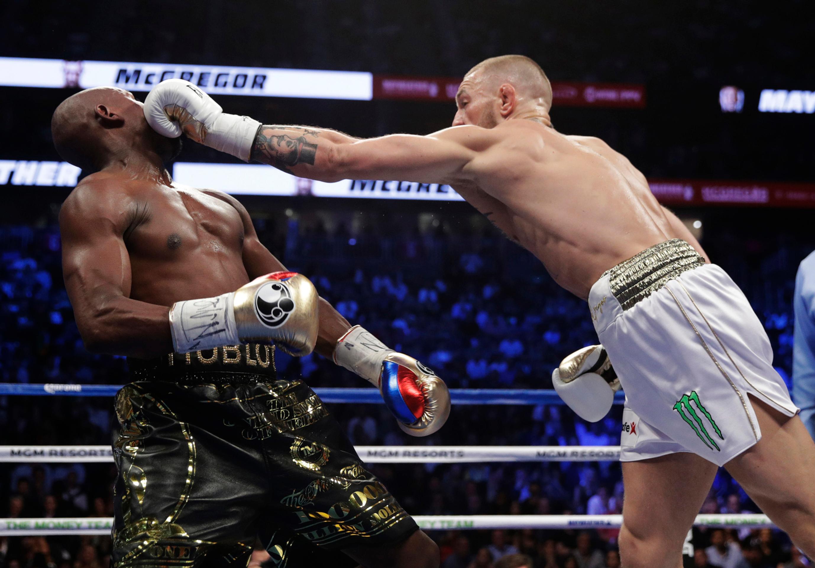 Tvrdá rana Conora McGregora (vpravo) v dueli proti Floydovi Mayweatherovi.