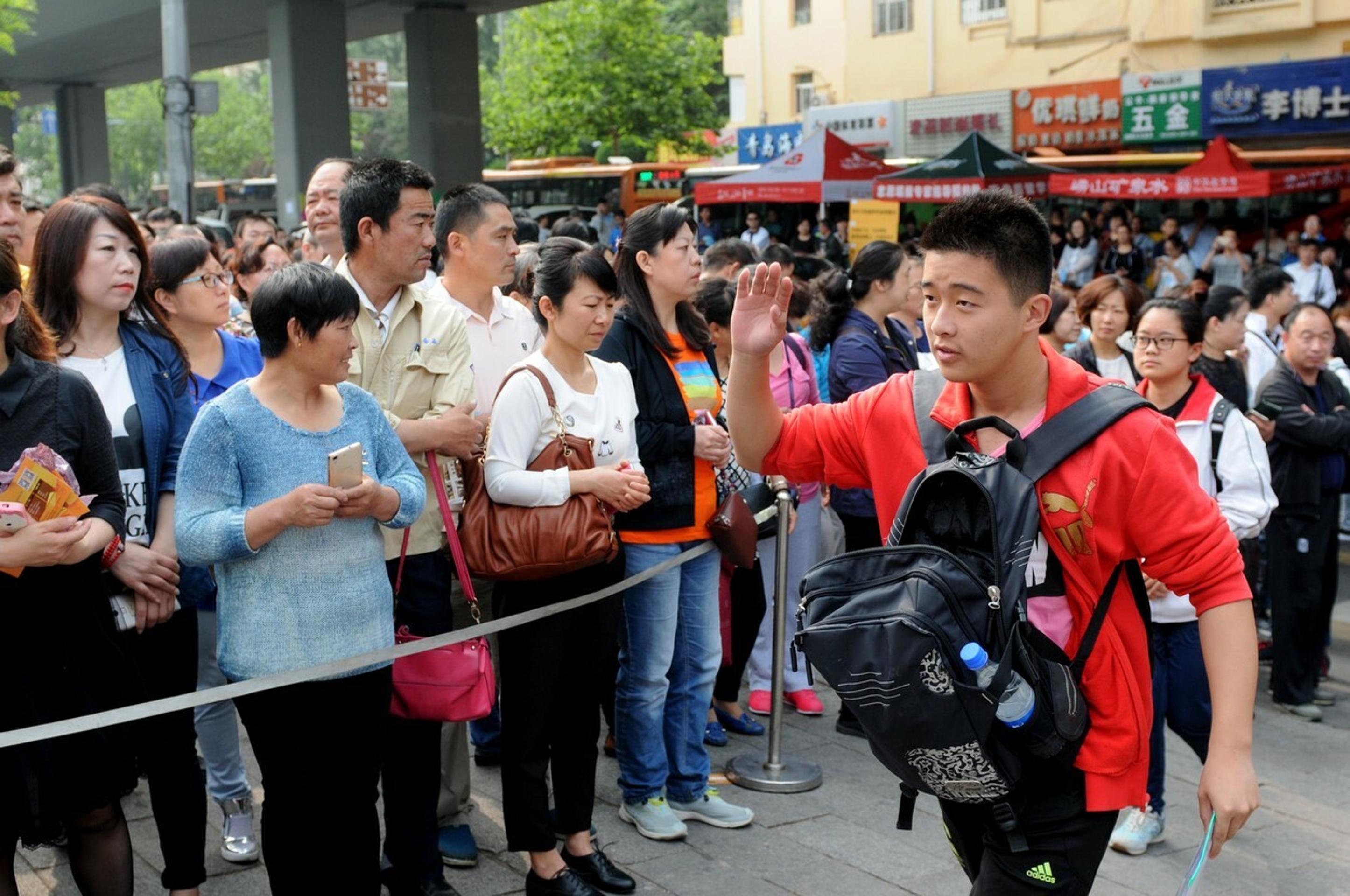 Študent sa lúči pred odchodom na testy