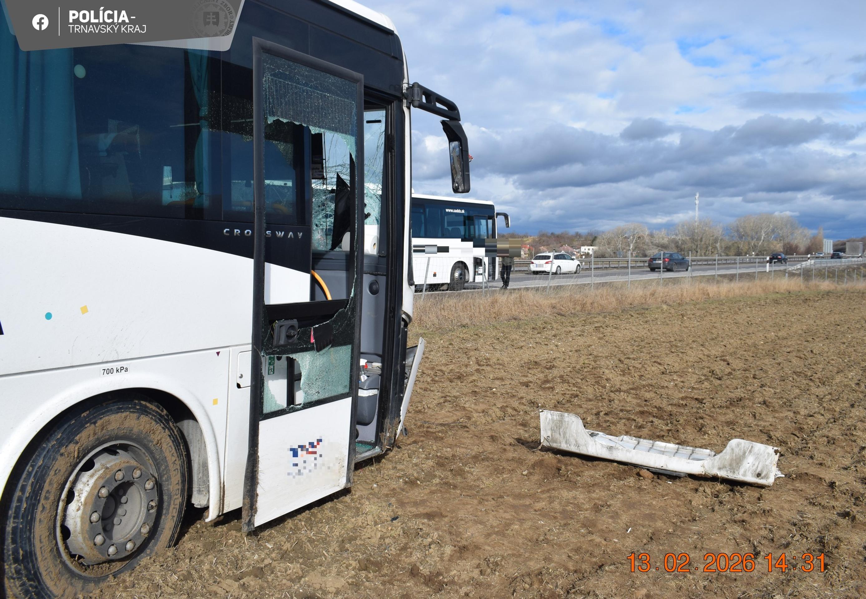 Nehoda autobusu na R1