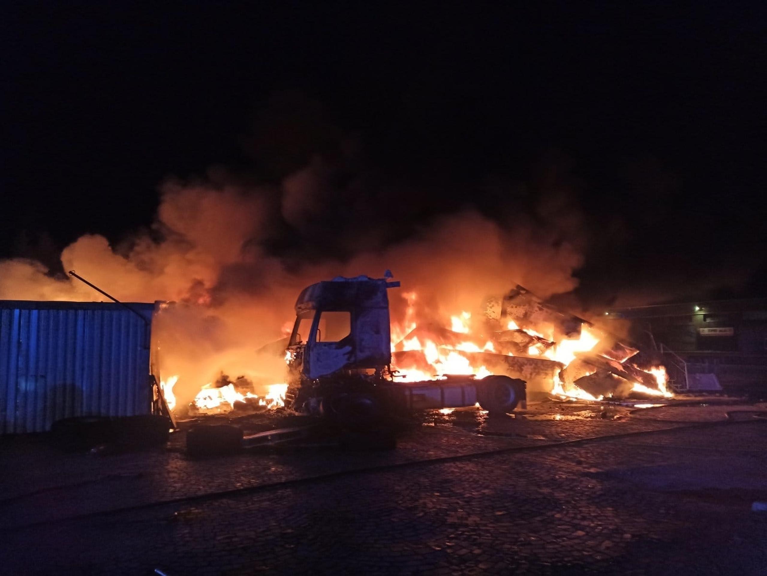 Požiar skladovej haly v Nových Zámkoch