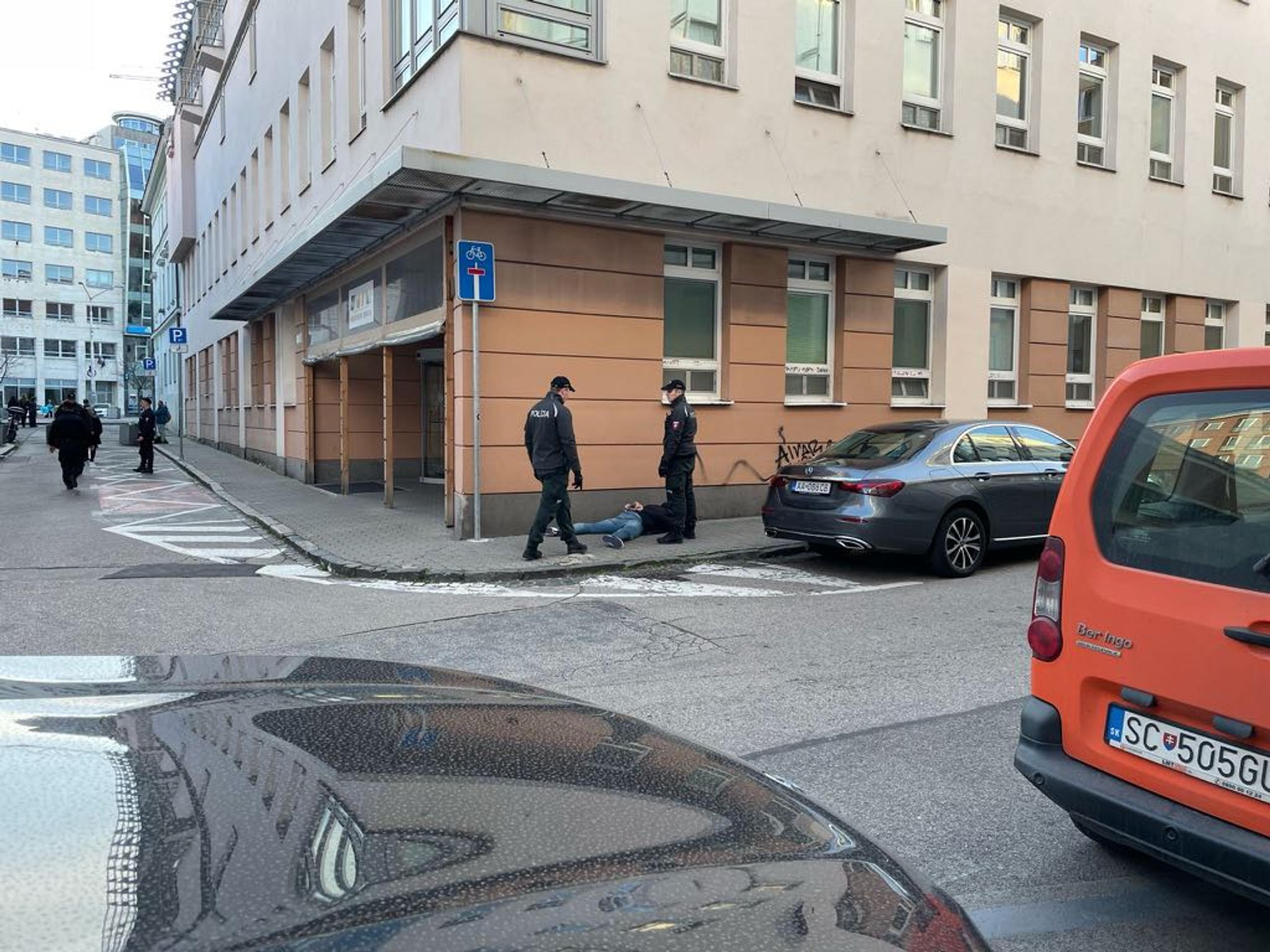 Muž napádal ľudí na ulici.