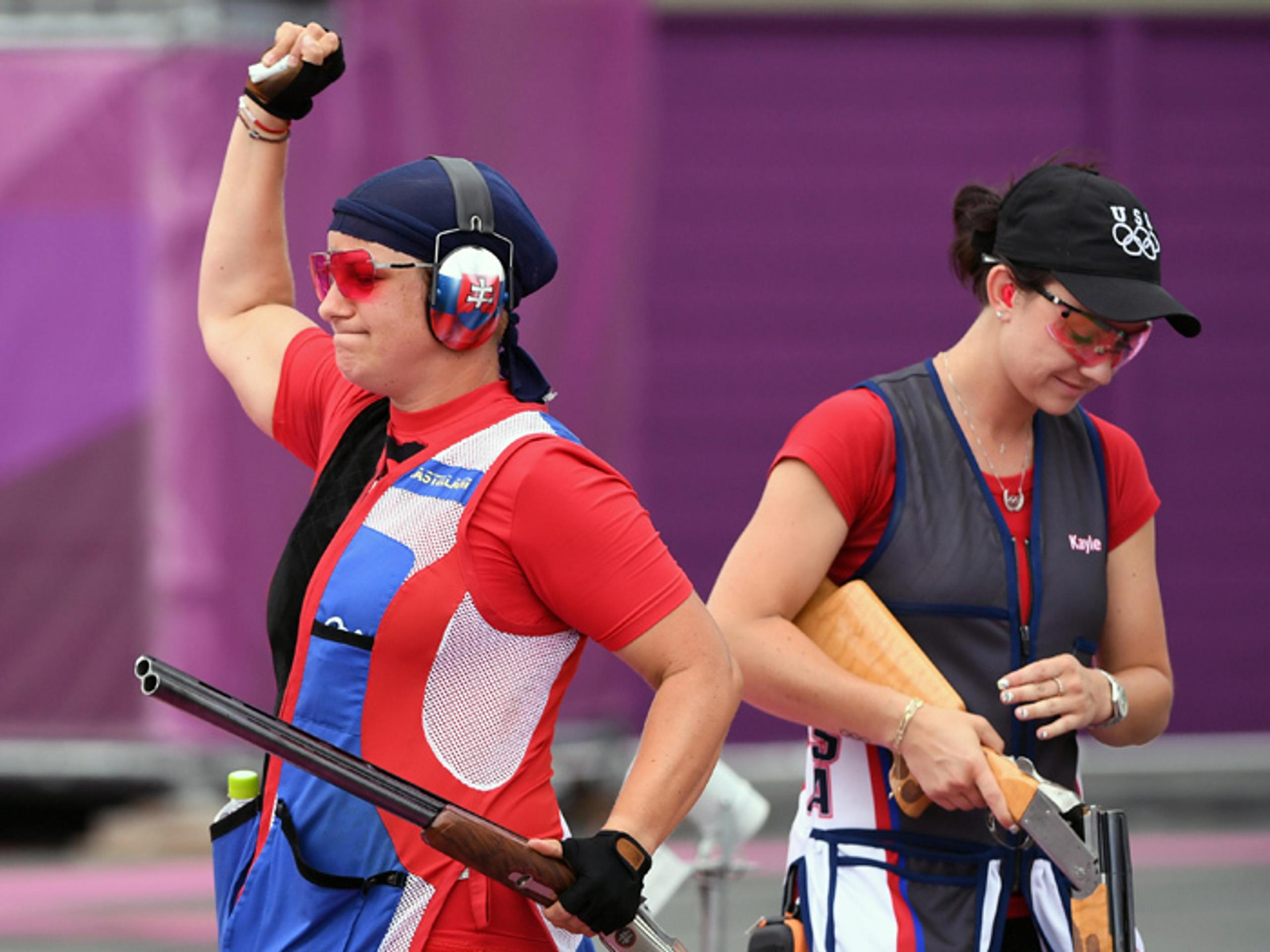 Víťazné gesto zlatej Zuzany Rehák Štefečekovej po finále trapu.