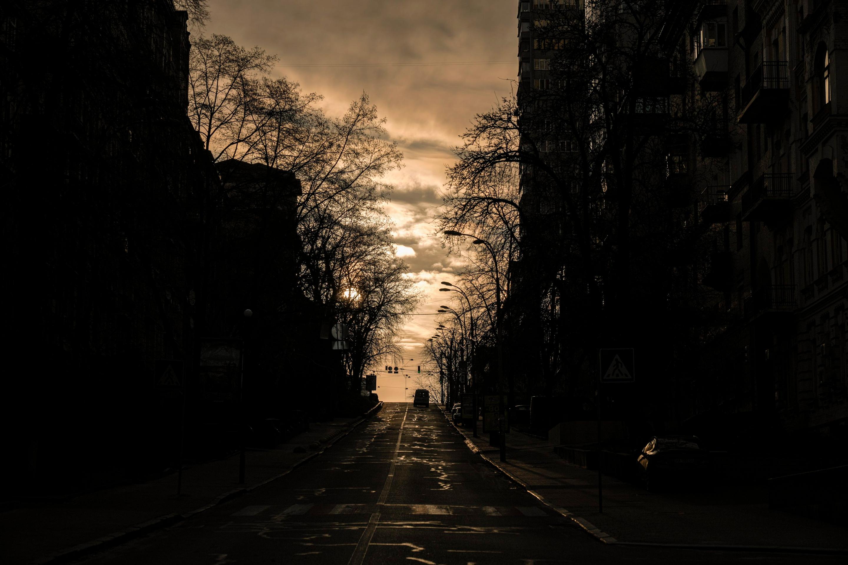 Sanitka na vyľudnenej ulici na predmestí ruskou armádou obliehaného Kyjeva, v ktorom platí zákaz vychádzania.