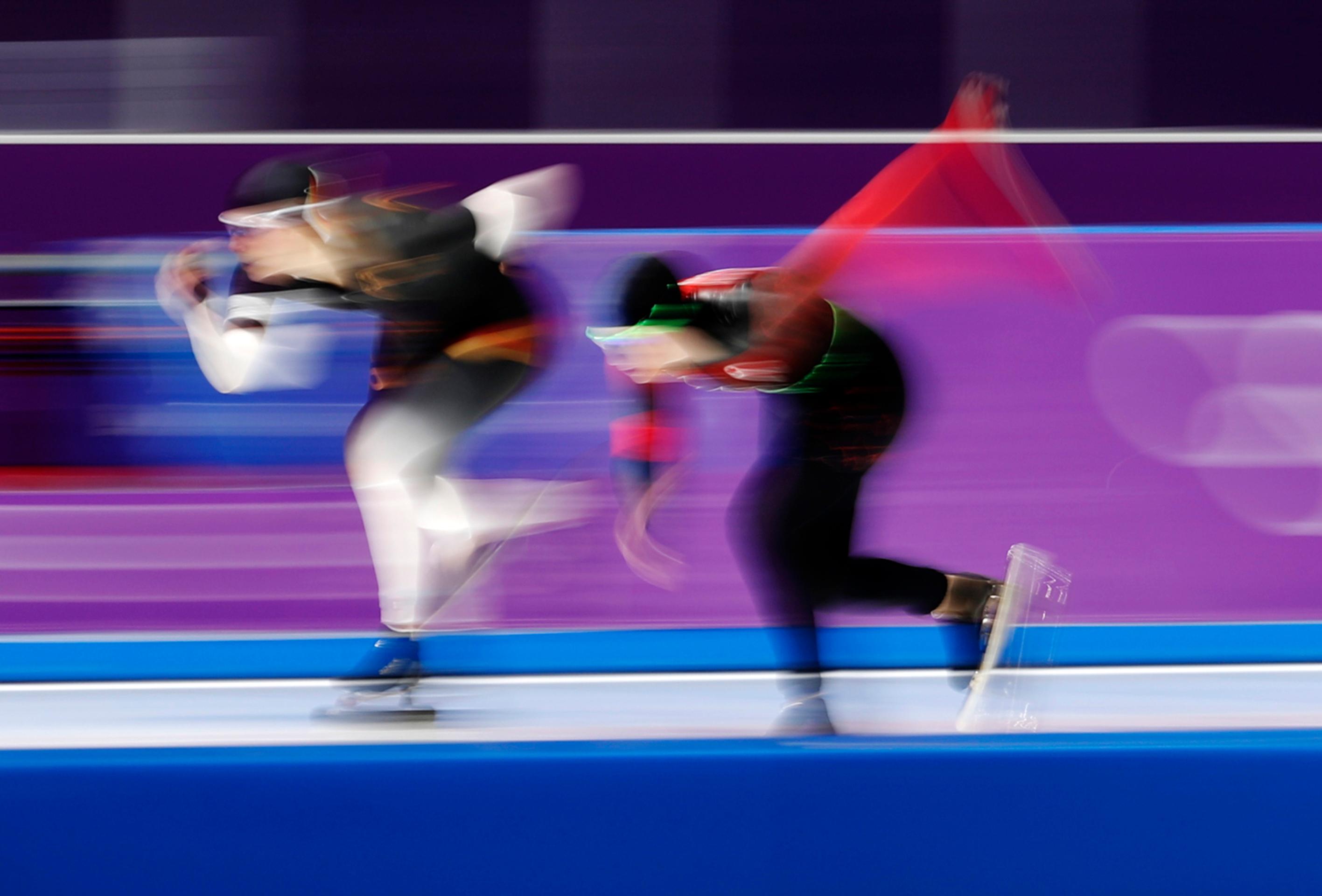 Rýchlokorčuliarky Kali Christová (Kanada) a Roxanne Dufterová Nemecko) počas pretekov na 1500 m.