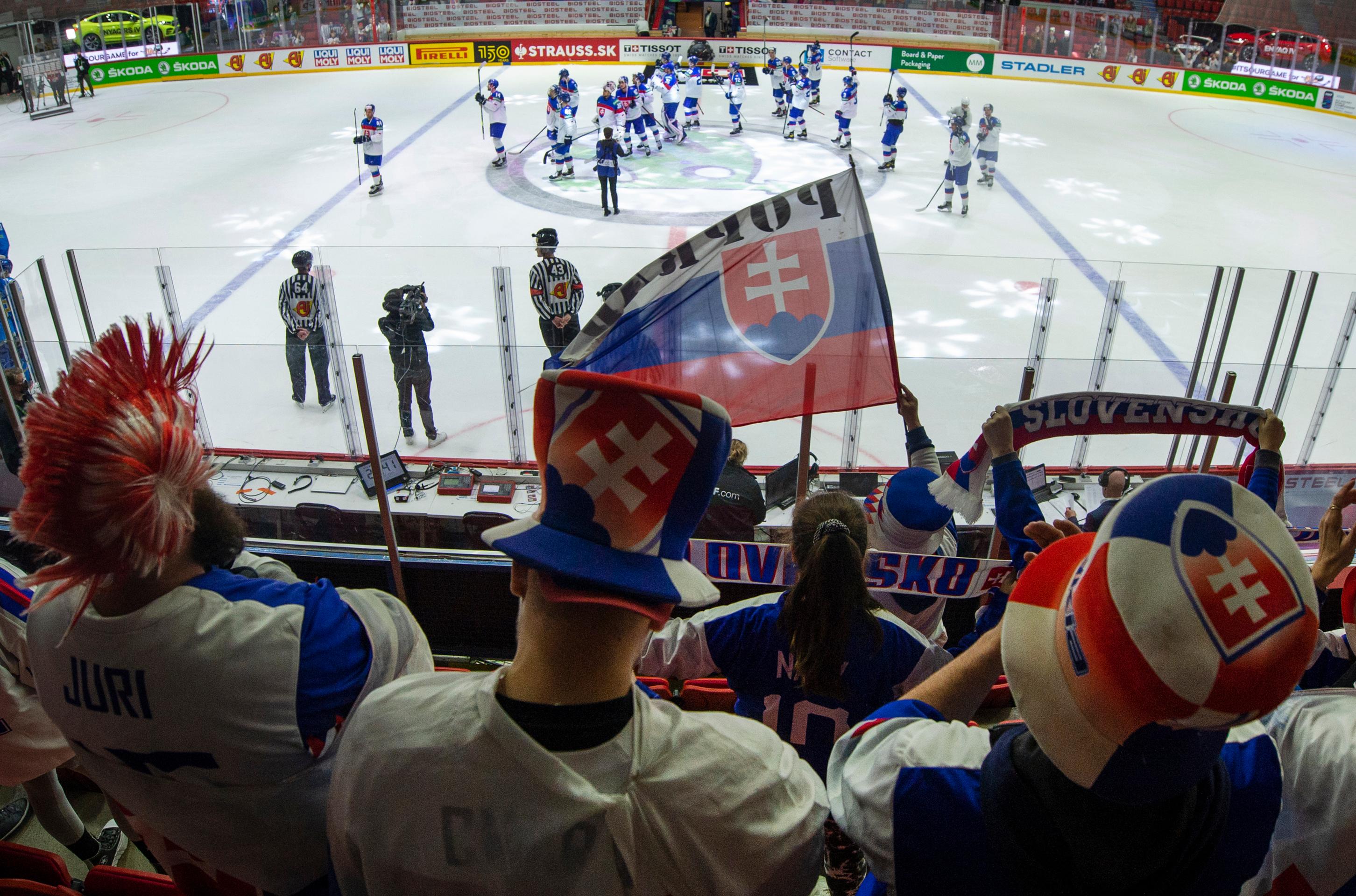 Slovenskí hokejisti ďakujú divákom po výhre 4:3 nad Kazachstanom po zápase na MS 2022.