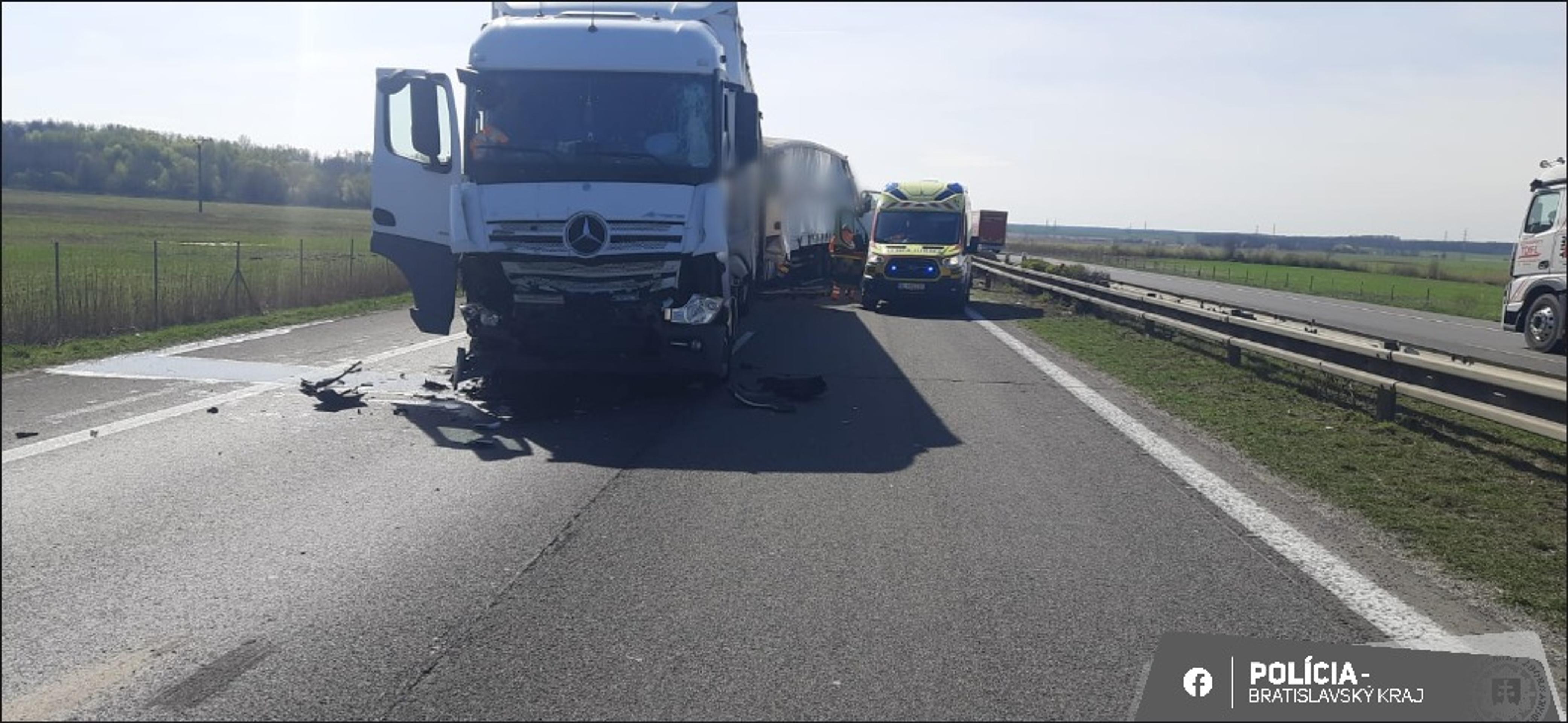 Na D2 smerom na Lozorno sa zrazili tri kamióny.