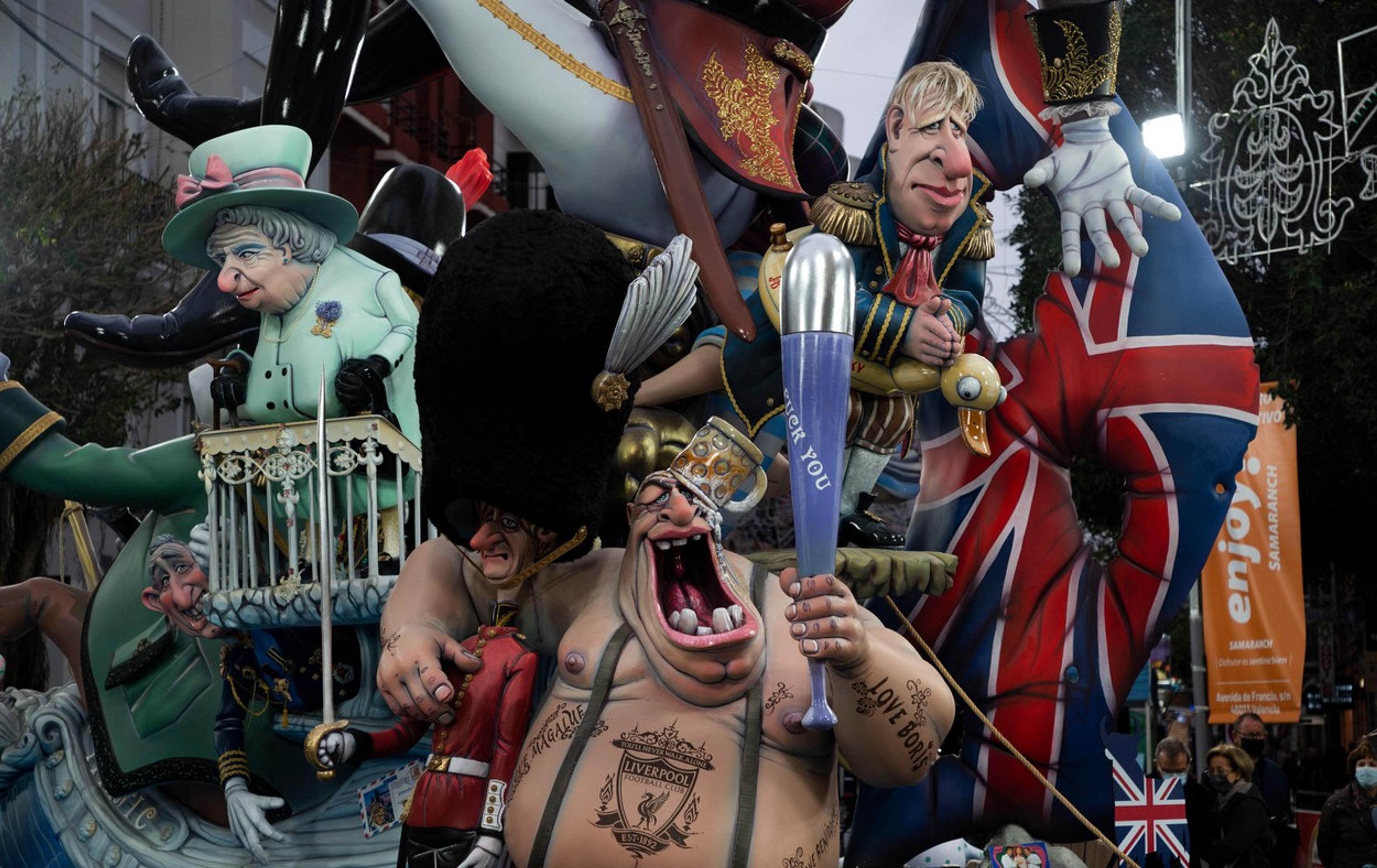 Snímka zachytávajúce skulptúry vyrobené pri príležitosti festivalu Fallas v španielskej Valencii.