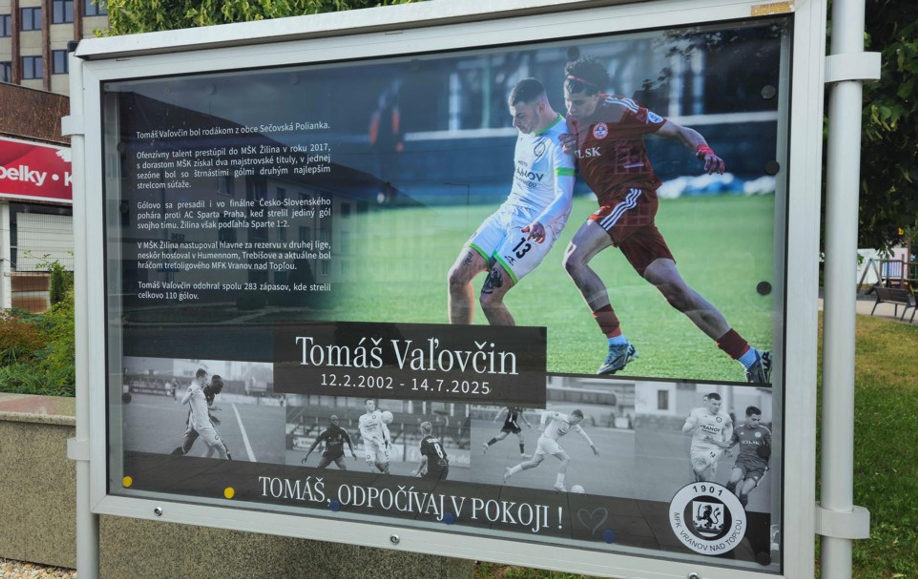 Futbalisti Tomášovi urobili spomienkovú tabuľu v centre Vranova nad Topľou.