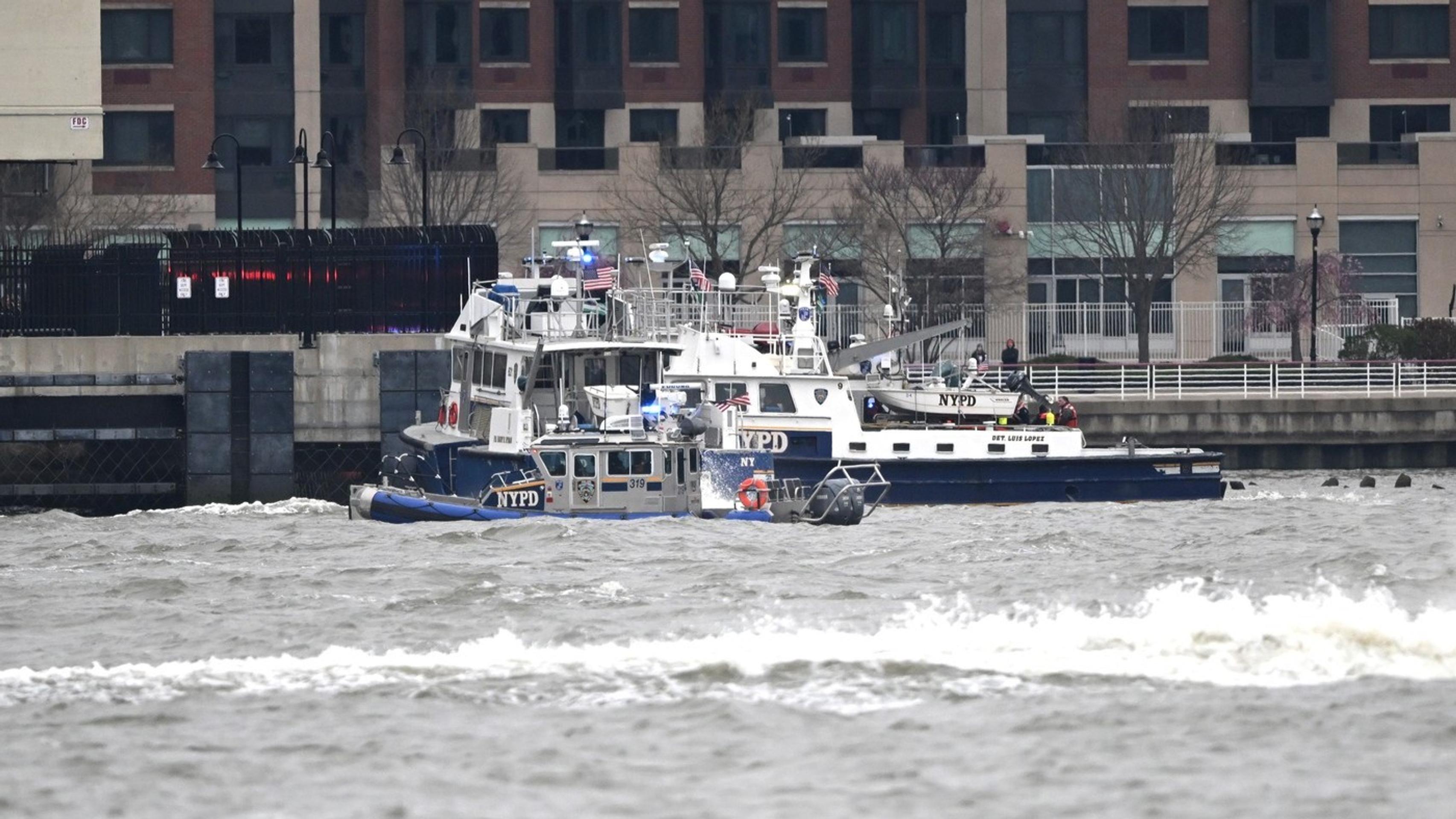 V New Yorku sa do rieky Hudson zrútil vrtuľník