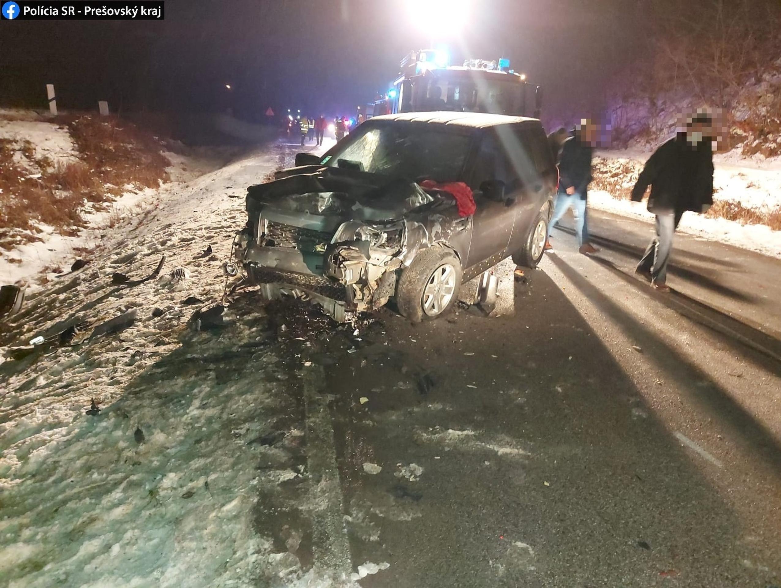 Land Rover Freelander, ktorý sa čelne zrazil medzi obcami Udavské a Ľubiša s autom VW Passat.