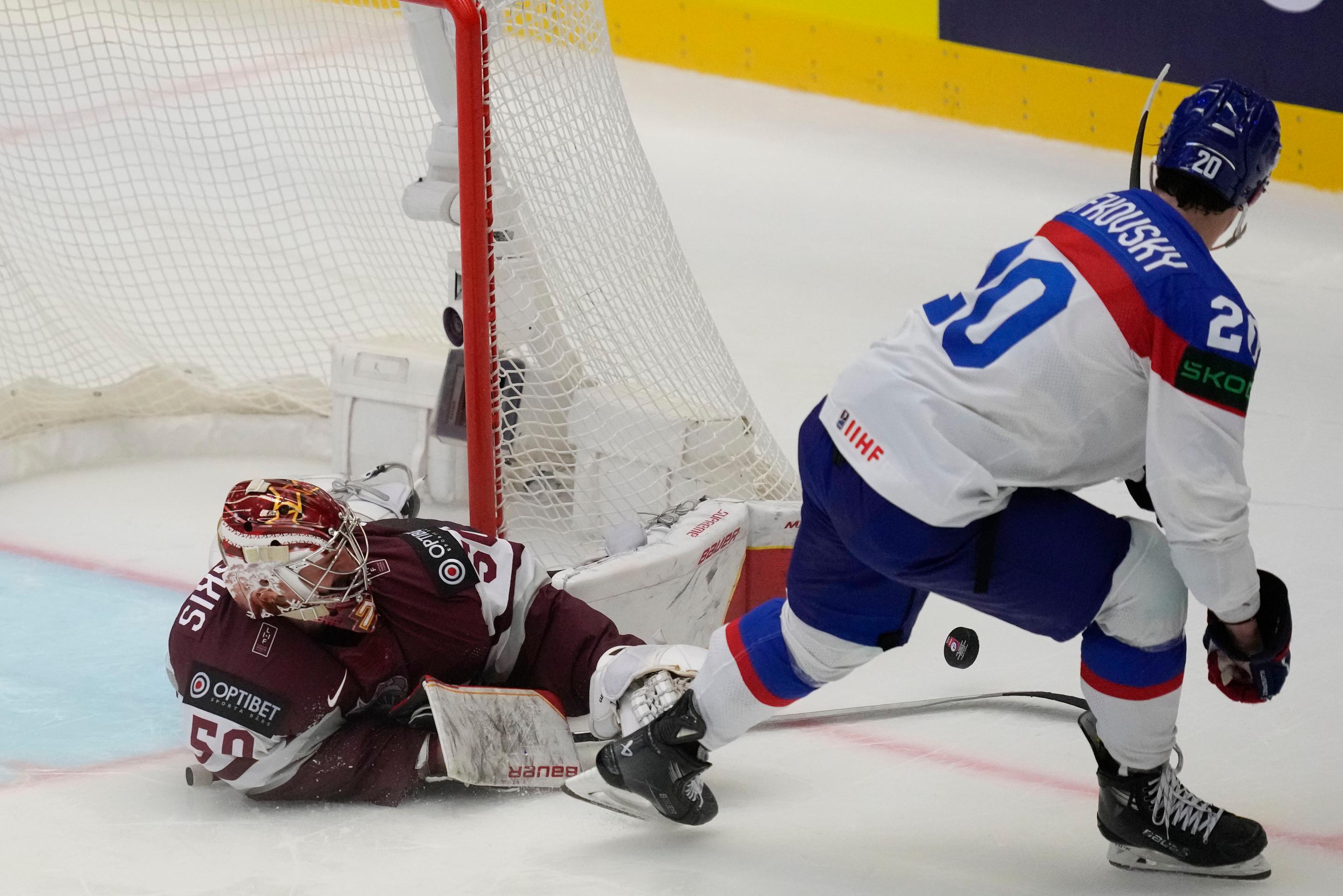 Neúspešný nájazd Juraja Slafkovského v zápase proti Lotyšsku