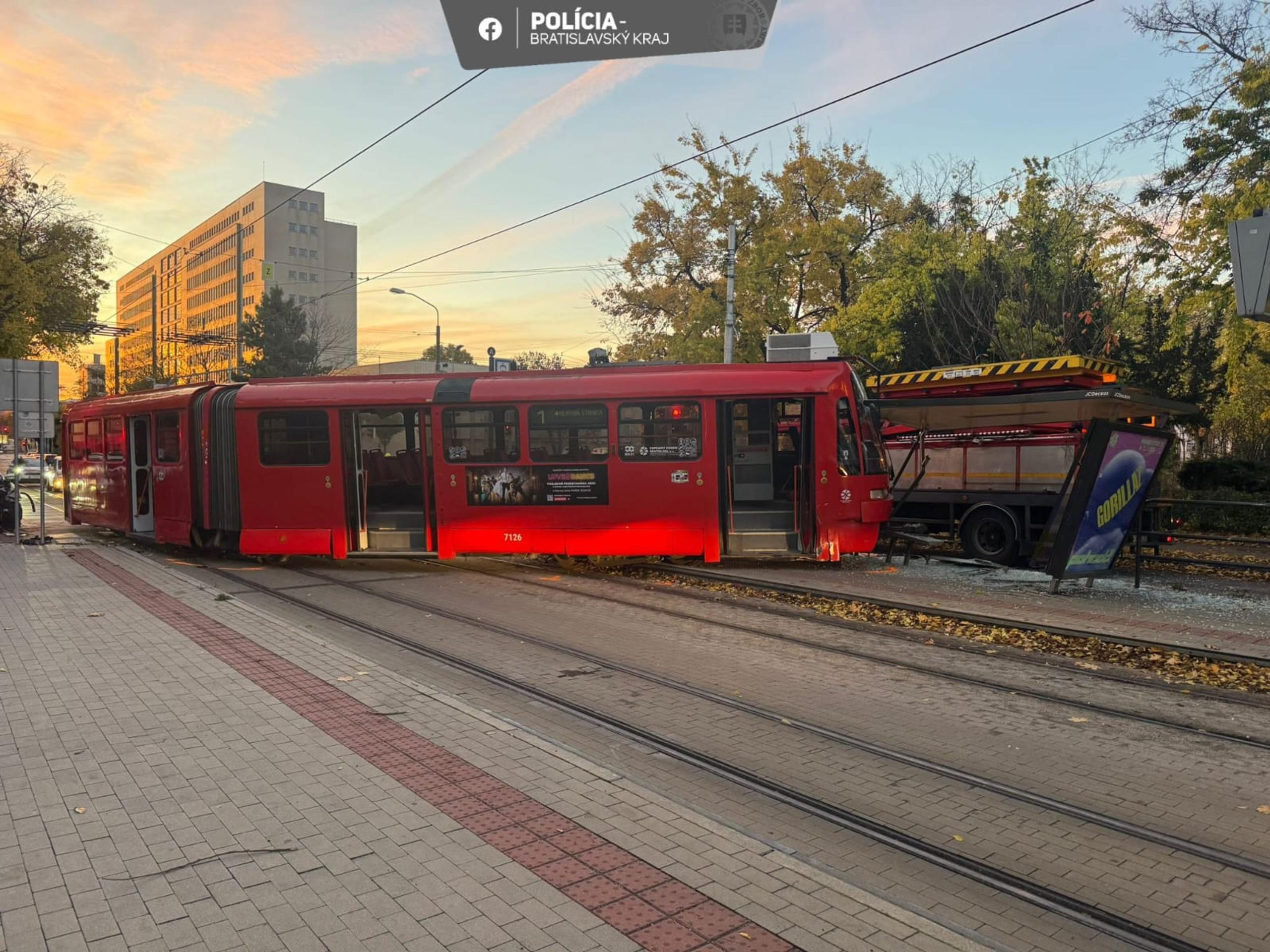 Auto sa zrazilo s električkou