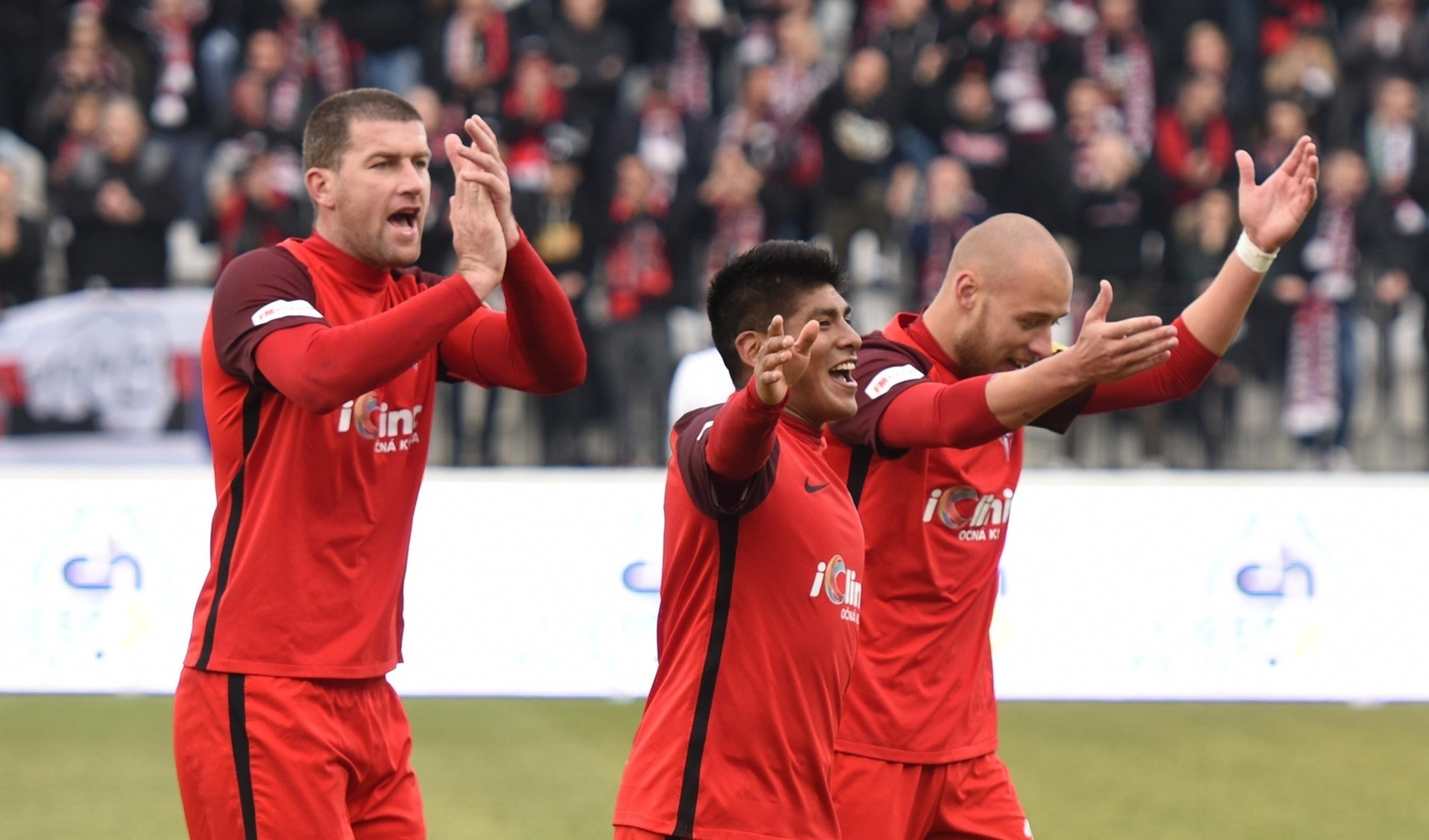 Na snímke radosť hráčov Serede, zľava kapitán Ľubomír Michalík, Aldo Baez a Jozef Menich po postupe do skupiny o titul.