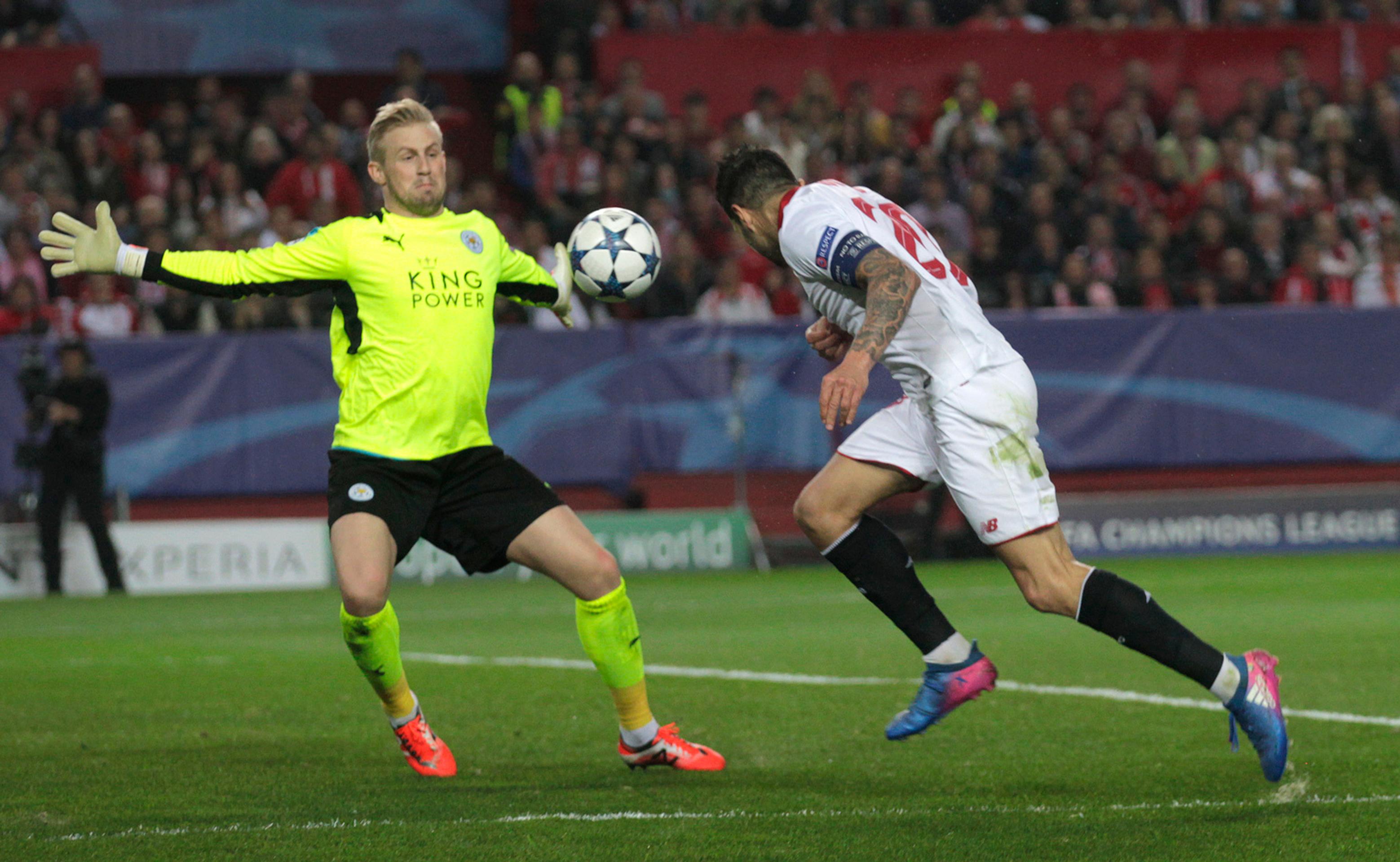 Vitolo zo Seville (vpravo) sa snaží prekonať gólmana Leicestru Kaspera Schmeichela v osemfinále LM.