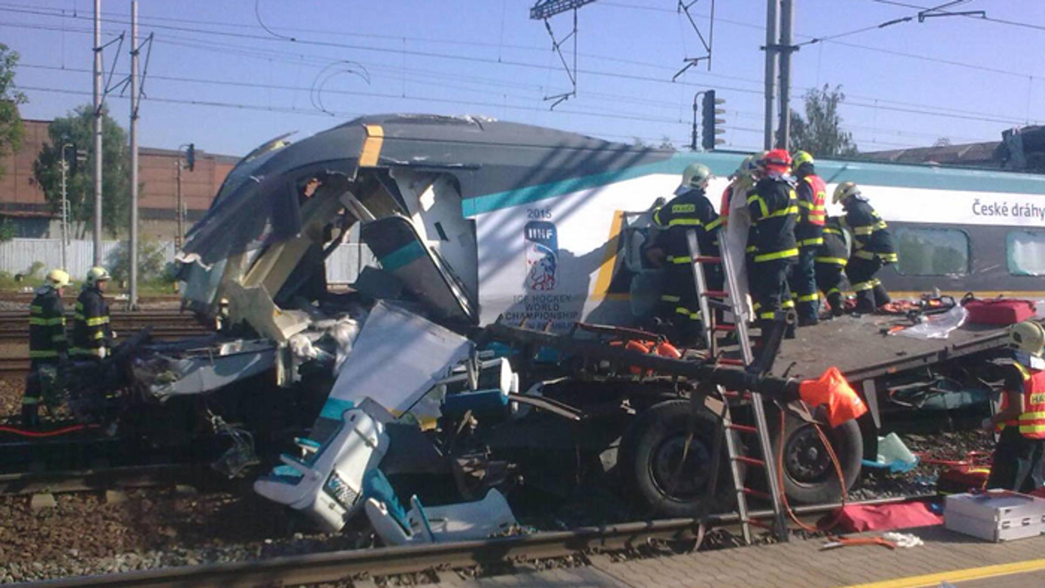 Zdeavstovaná predná časť Pendolina, ktorý sa zrazil s nákladným autom.